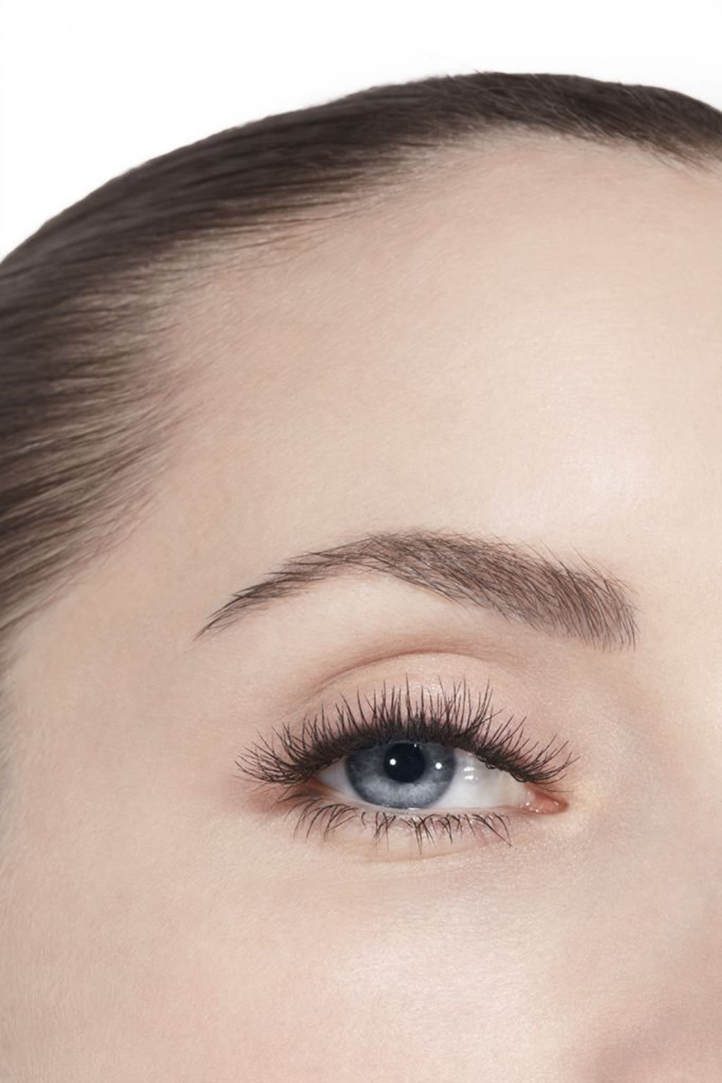 بلسم مرطّب للشفاه بلمسة لونية مشرقة وصحية. LES BEIGES BAUME &Agrave; L&Egrave;VRES