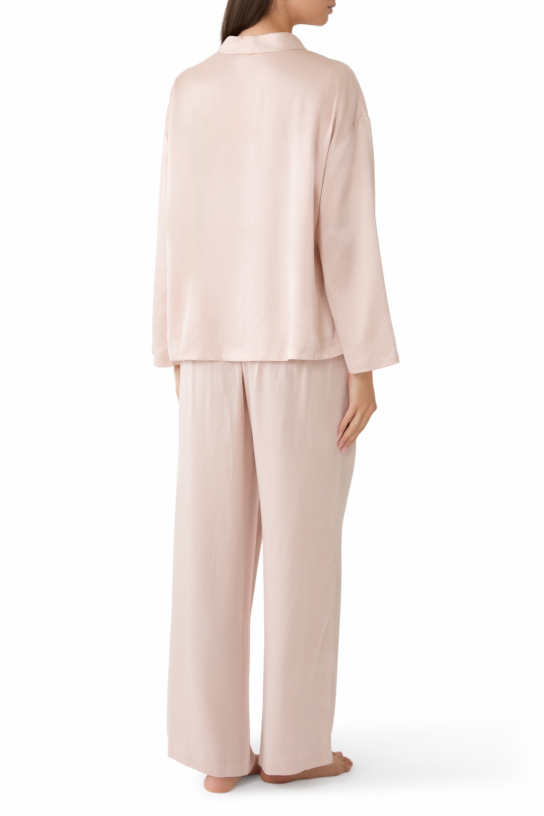 طقم بيجامة بأكتاف متخفضة ونقشة نقاط حرير