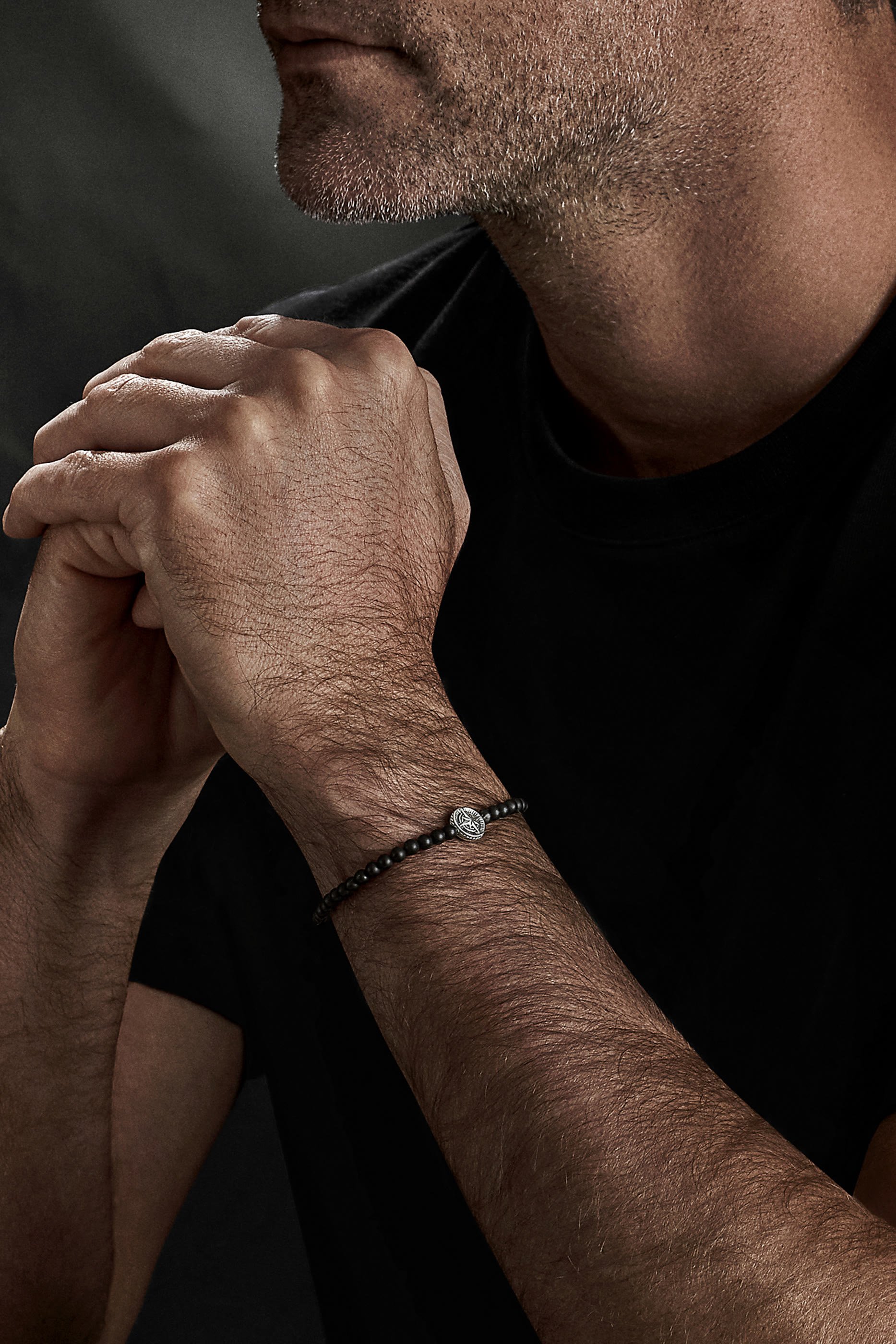 سوار بتصميم مسبحة وخرز عقيق أسود وحلية بوصلة