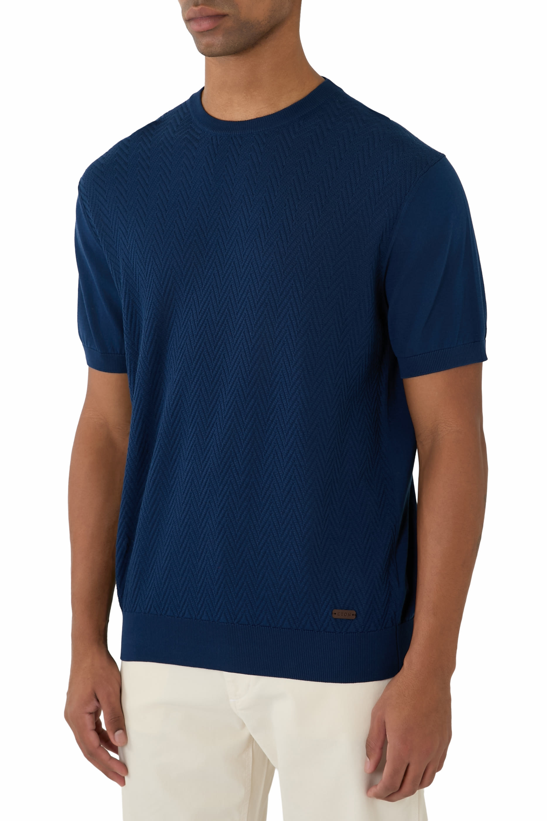 تيشيرت بياقة ضيقة وشعار الماركة