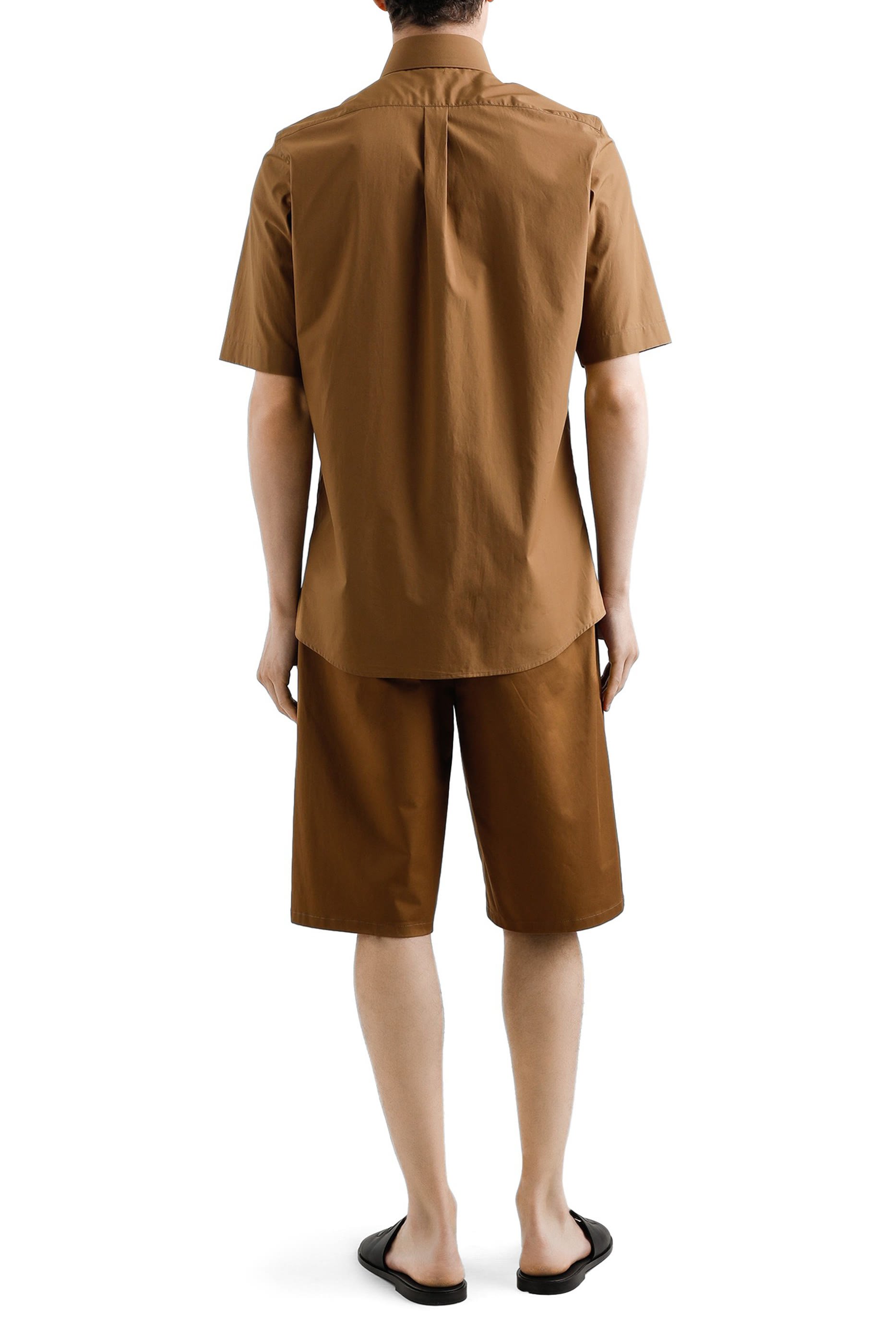 قميص بأكمام قصيرة