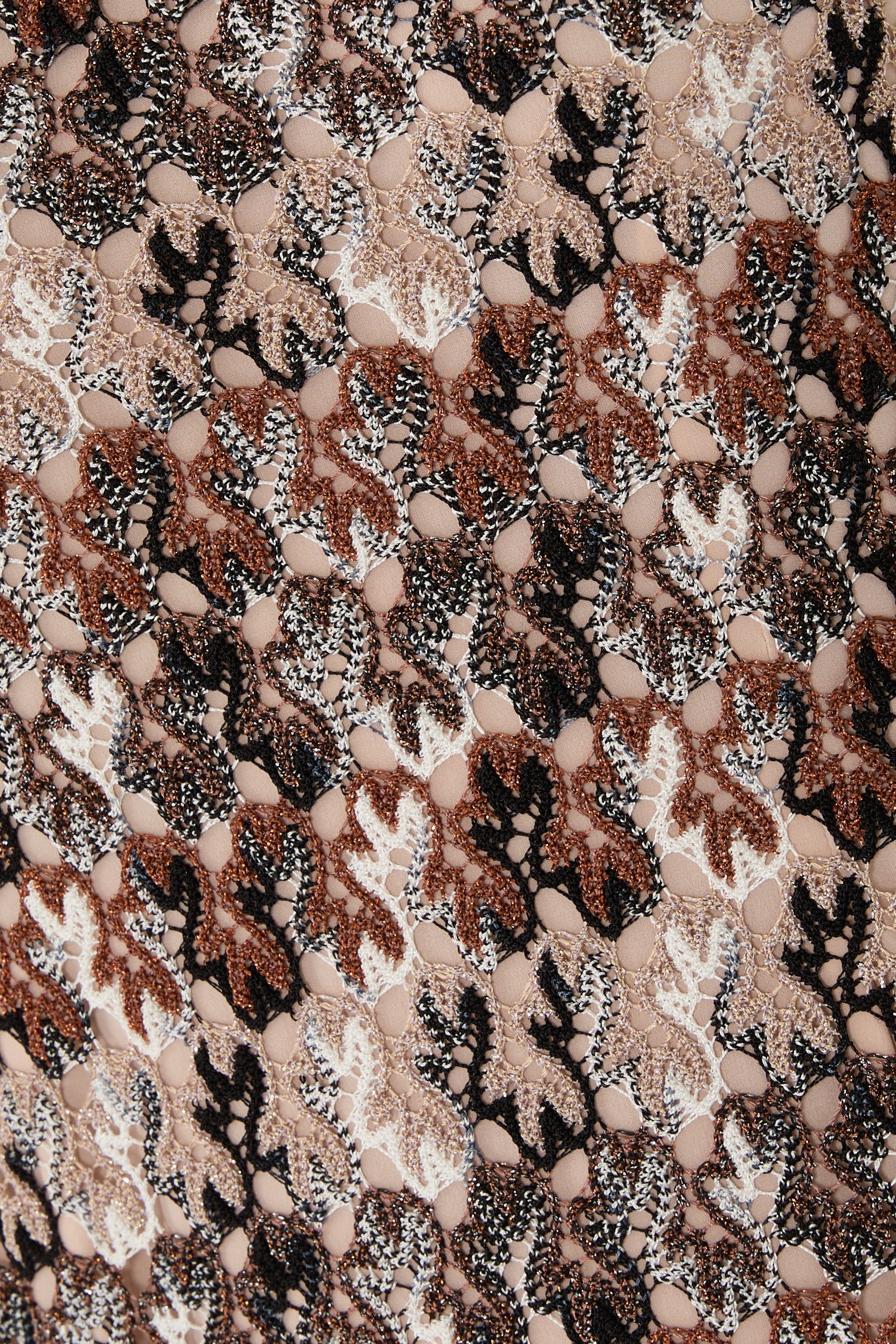 فستان قصير بياقة عالية دانتيل مطرز