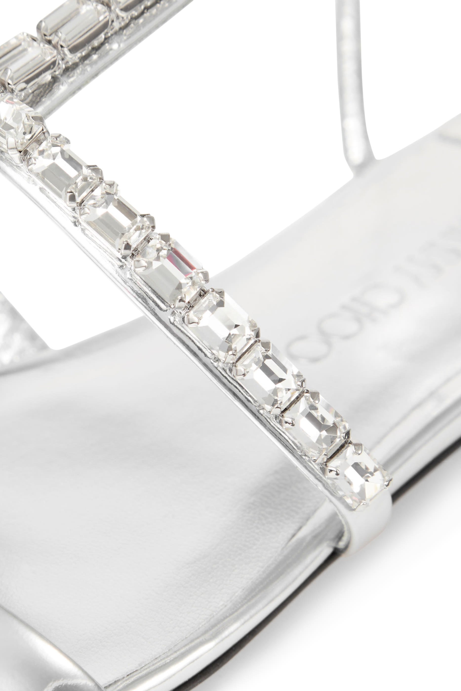 صندل بكعب مسطح وسيور بتصميم حرف T بالكريستال