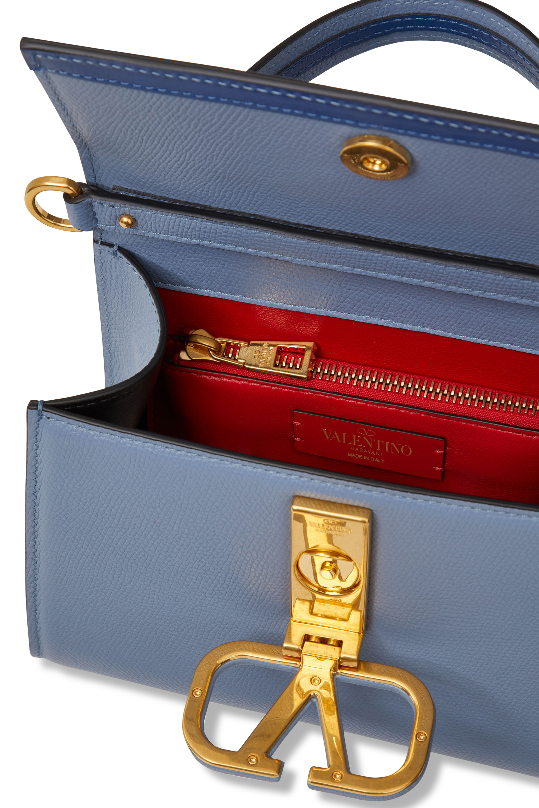 حقيبة صغيرة بيد علوية وشعار V