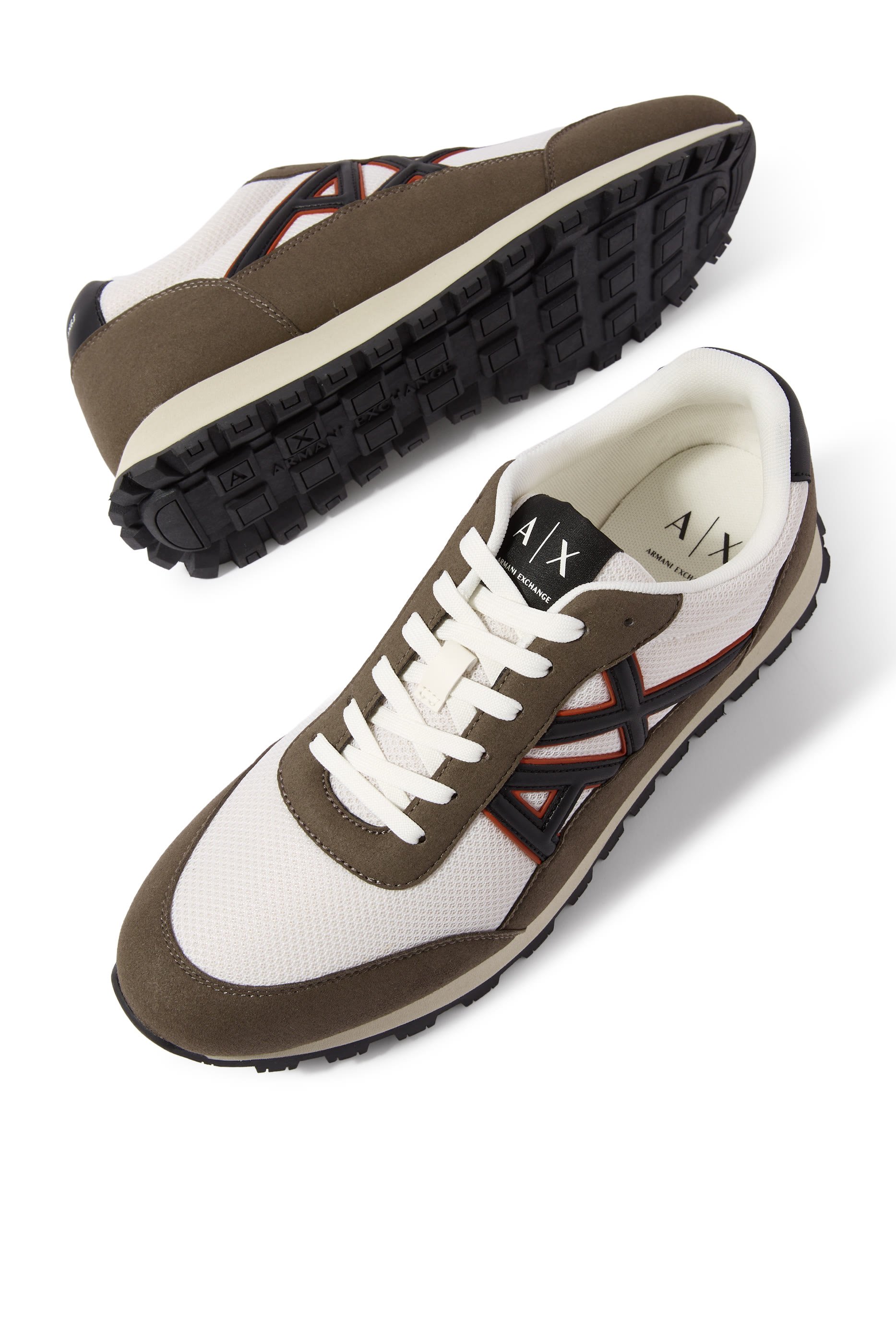 سنيكرز بكاحل منخفض ونقشة شعار الماركة على الجانب