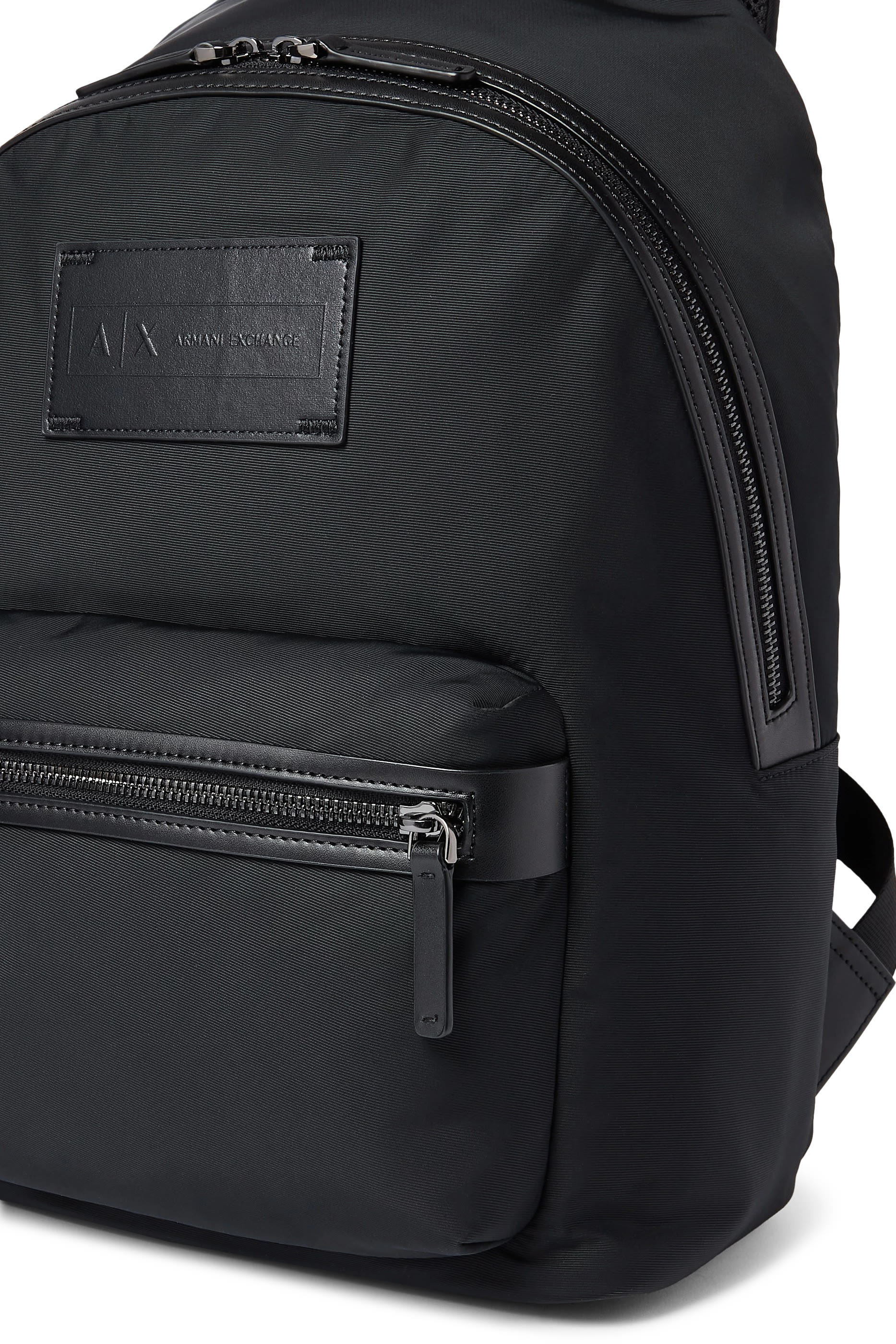 حقيبة ظهر بشعار الماركة