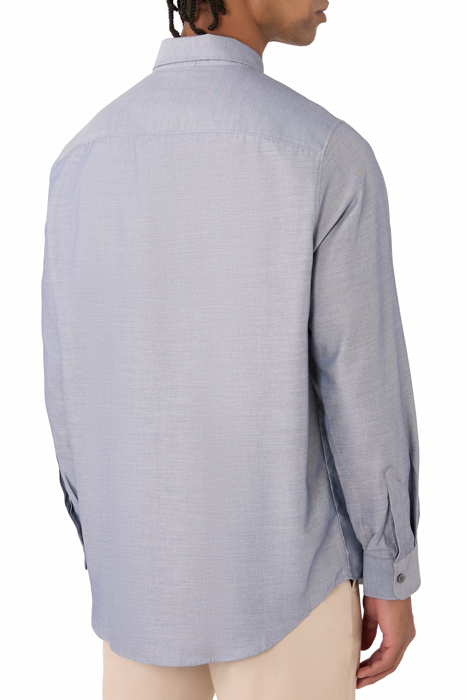 قميص بأكمام طويلة وشعار الماركة