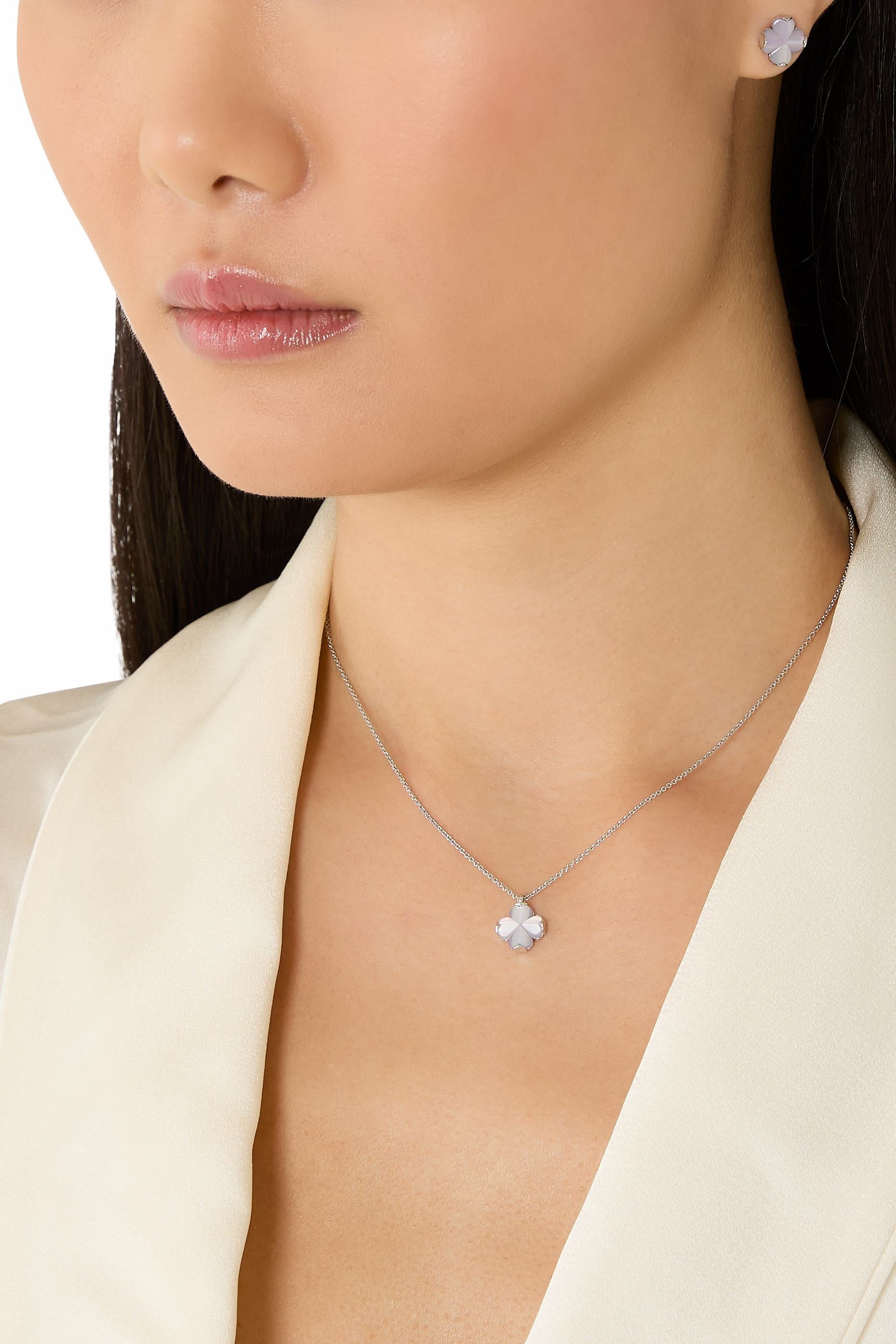 أقراط بتصميم زهرة بالشكل البستوني