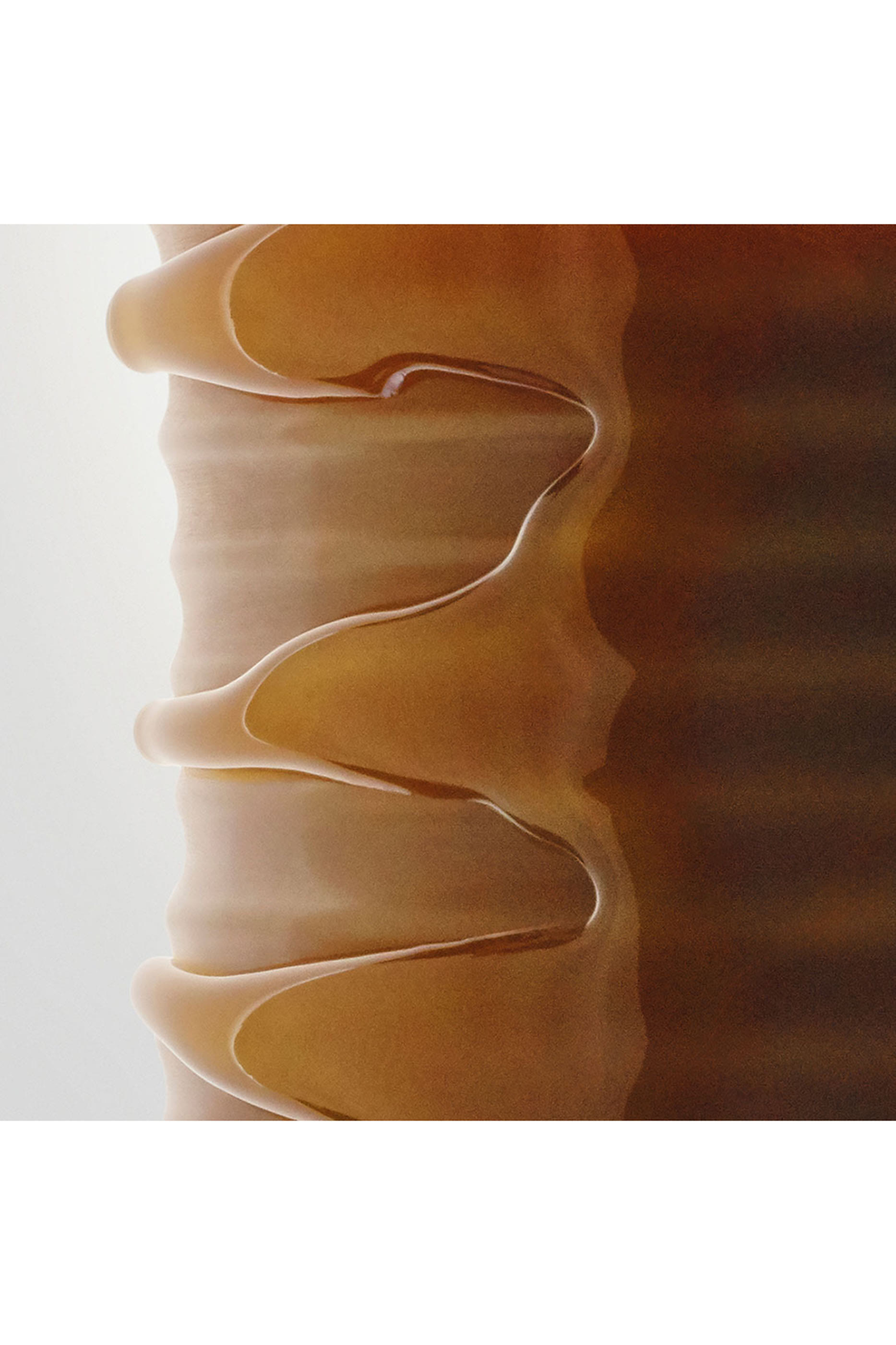 شمعة متوسطة من شمع العسل بلون برونزي