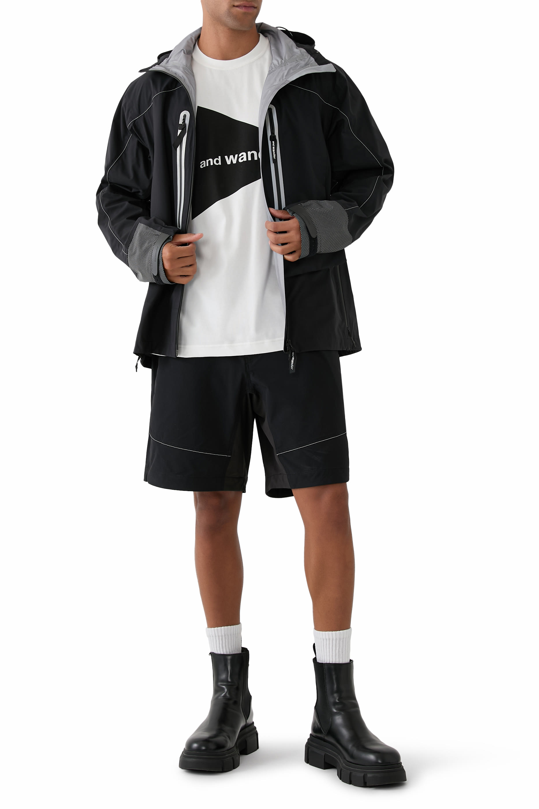 تيشيرت بأكمام قصيرة وشعار الماركة