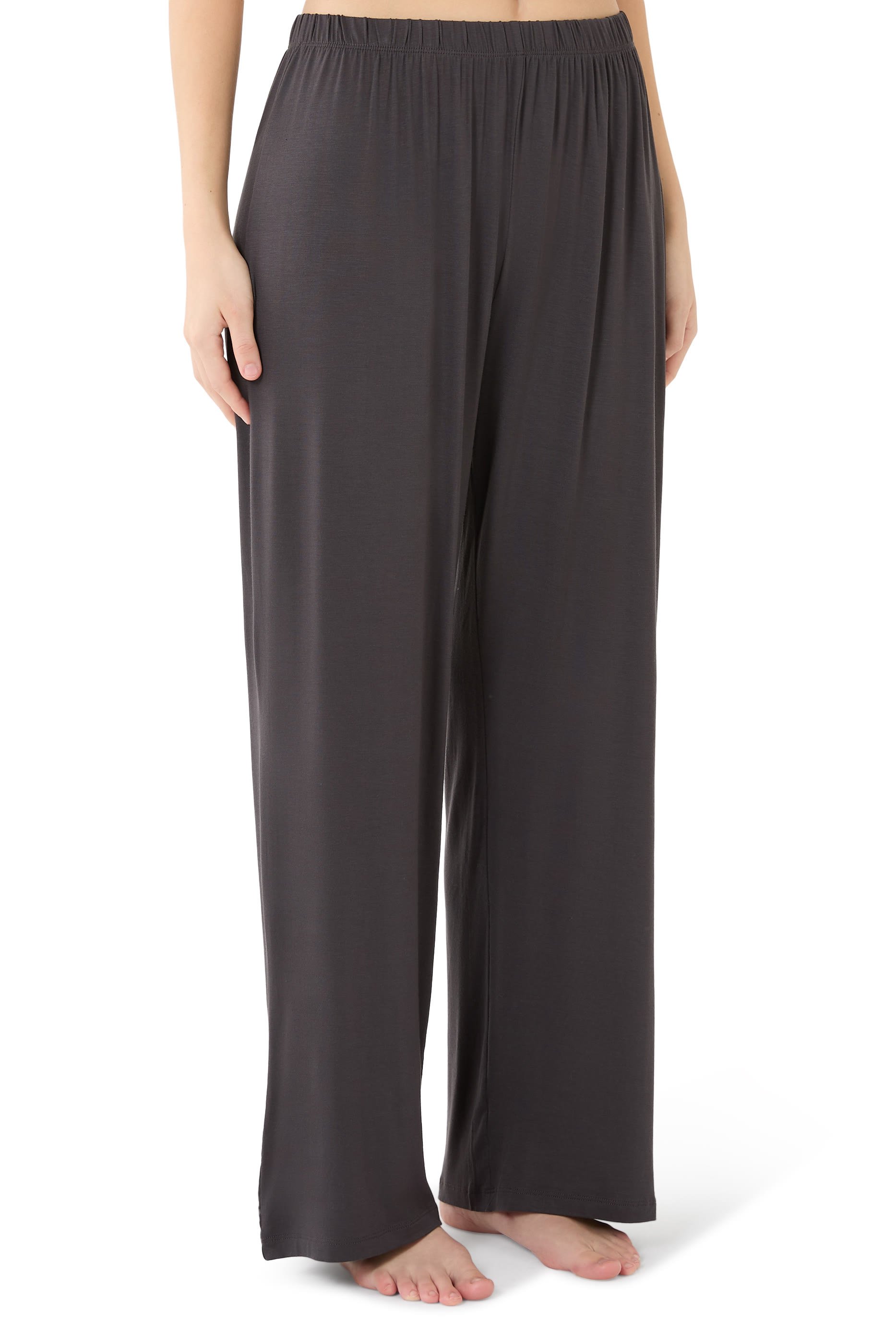 طقم بيجامة بياقة عميقة وحواف دانتيل