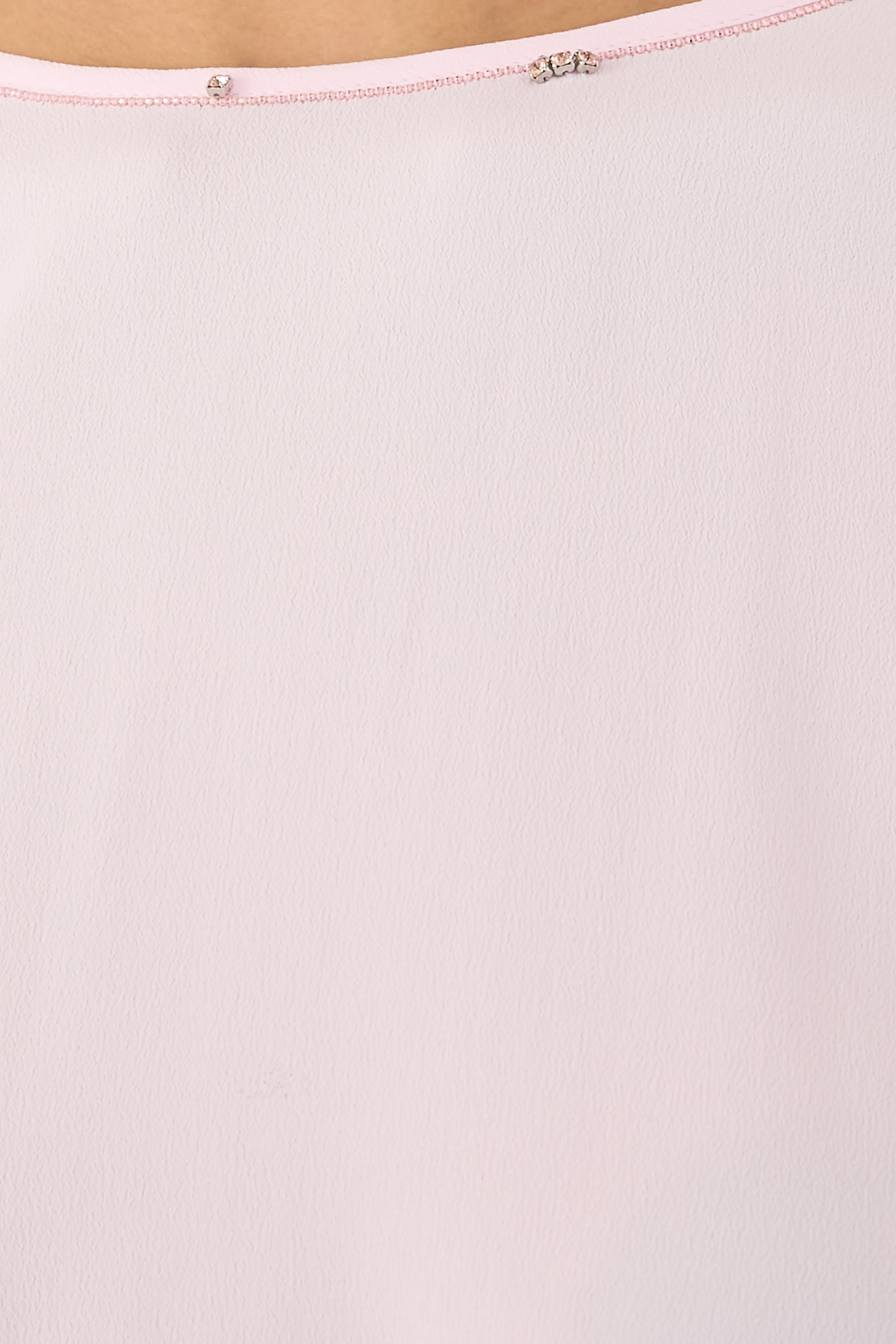 بلوزة بياقة ضيقة وحواف مزينة بخرز