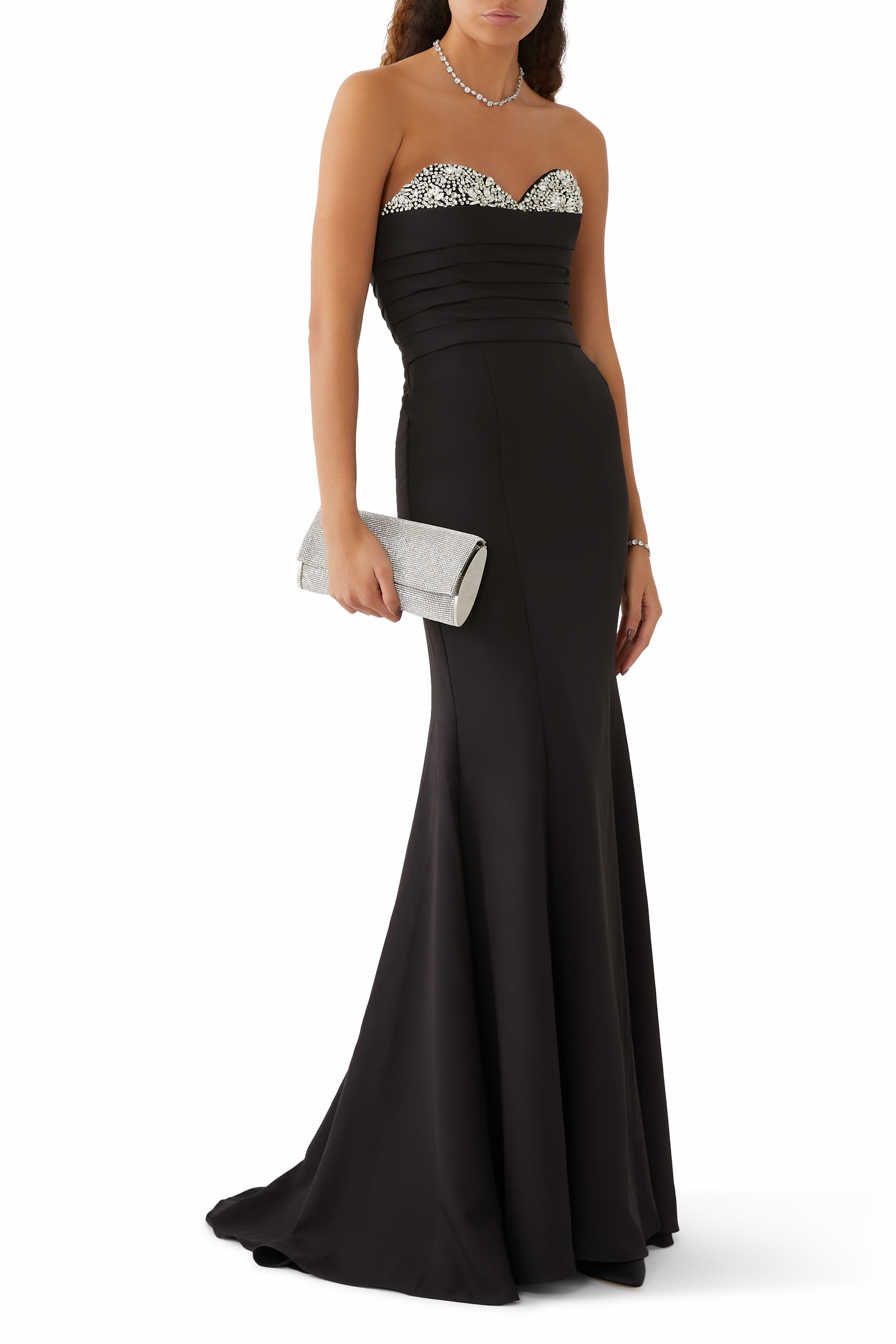 فستان سهرة بلا أكمام