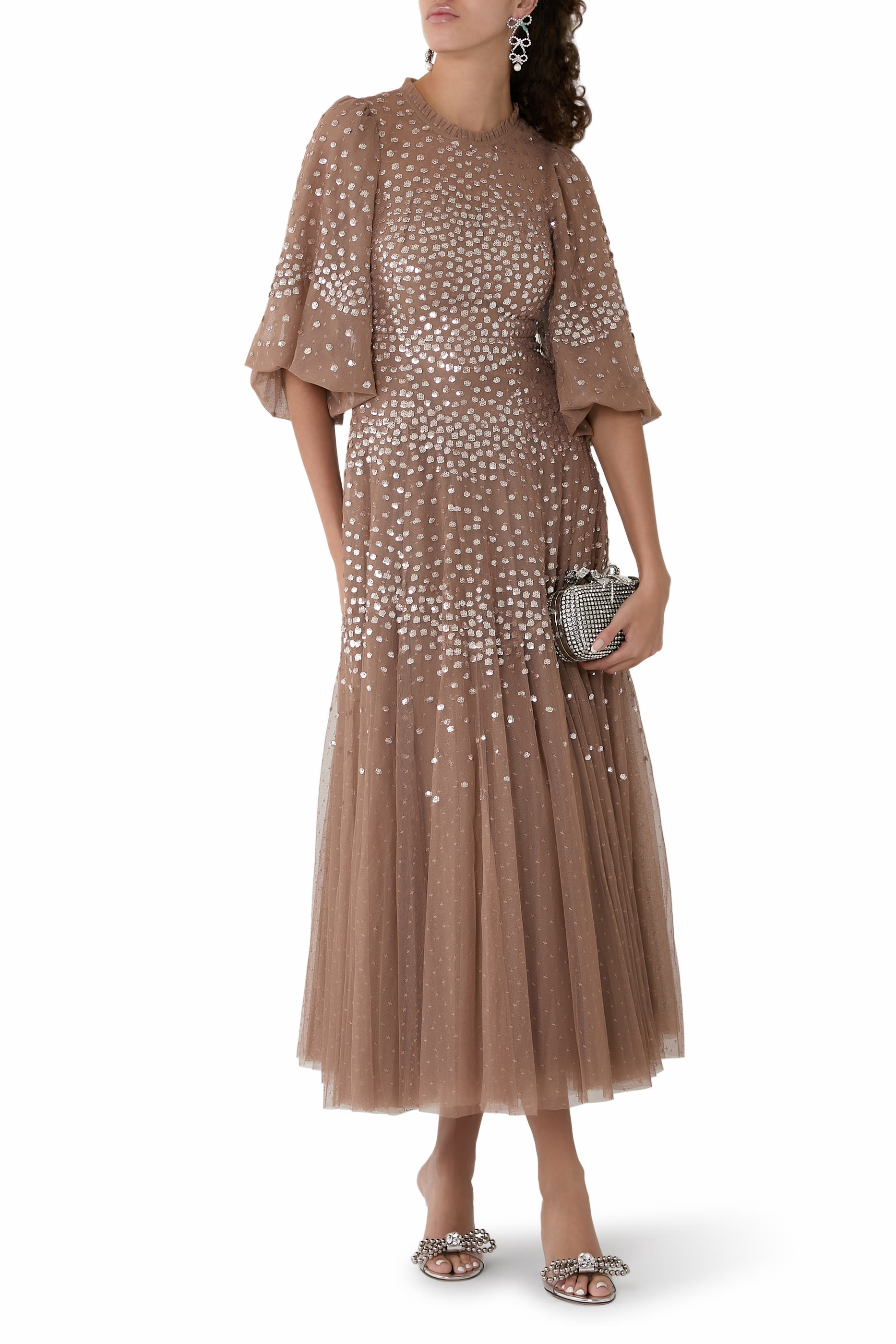 فستان سهرة بطول الكاحل بياقة مستديرة بحافة صدفية مطزرة بالترتر 