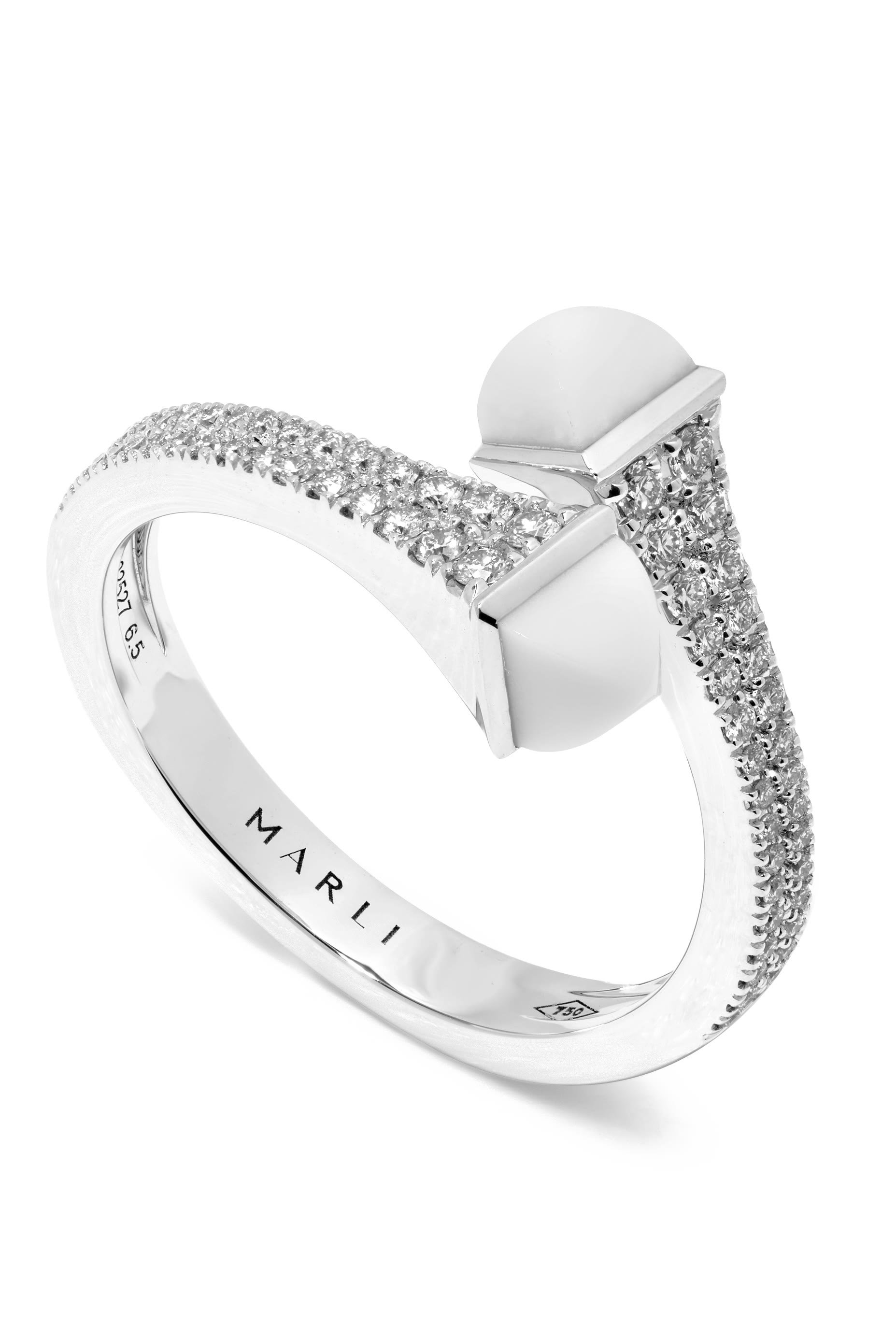 خاتم كليو رفيع مرصع بالماس والعقيق الأبيض ذهب أبيض عيار 18