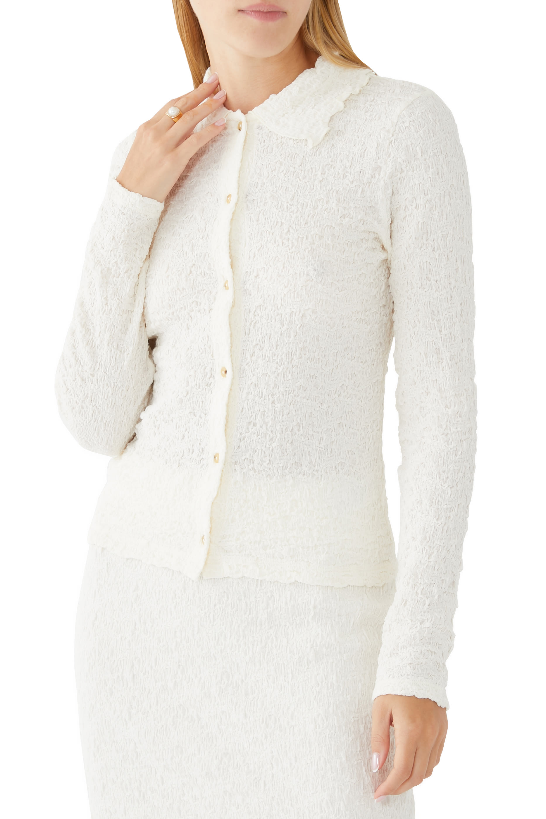 قميص بكشكش وأزرار أمامية وأكمام طويلة