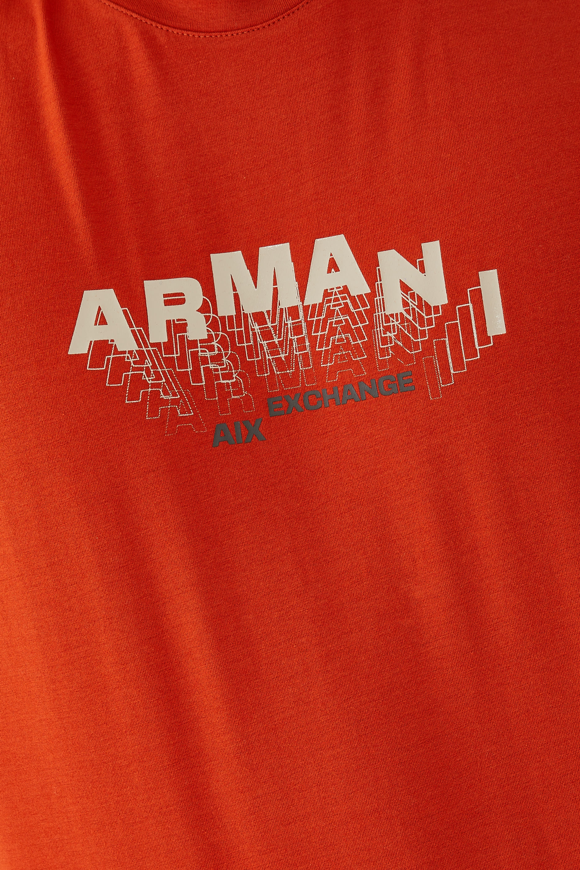 تيشيرت بقصة ضيقة وشعار الماركة بارز الملمس