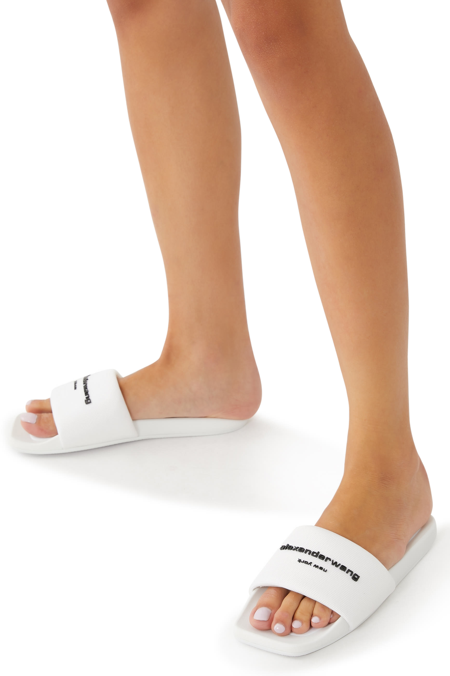 حذاء مفتوح بشعار الماركة