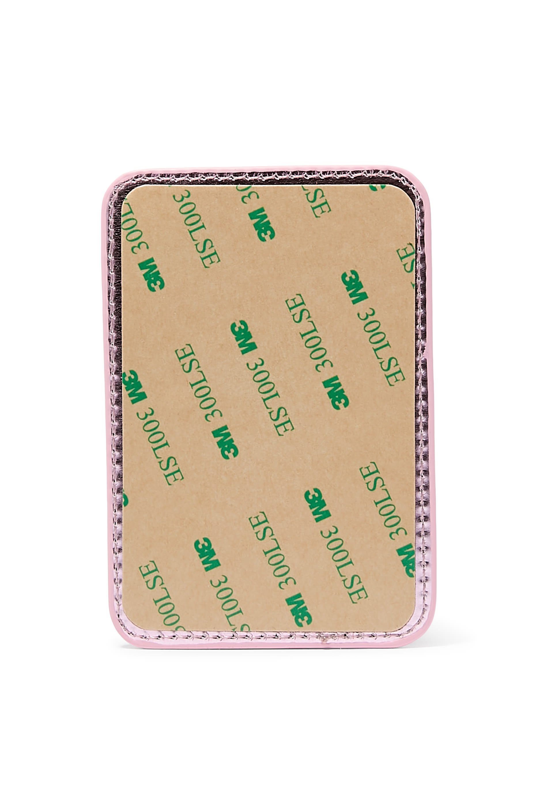 حقيبة صغيرة على شكل قلب وملصق