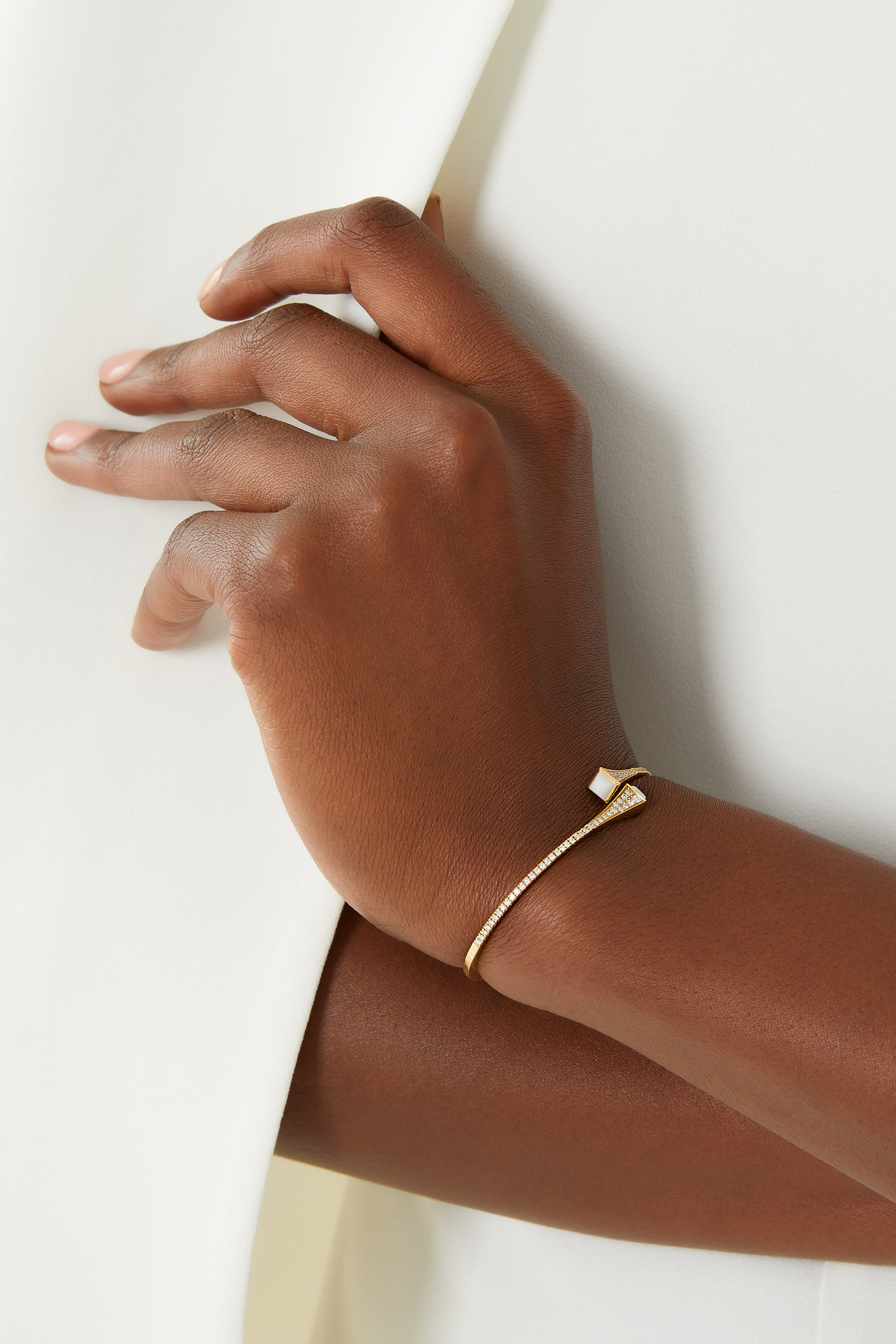 سوار كليو رفيع مرصع بالماس والعقيق ‏الأبيض ذهب أصفر عيار 18