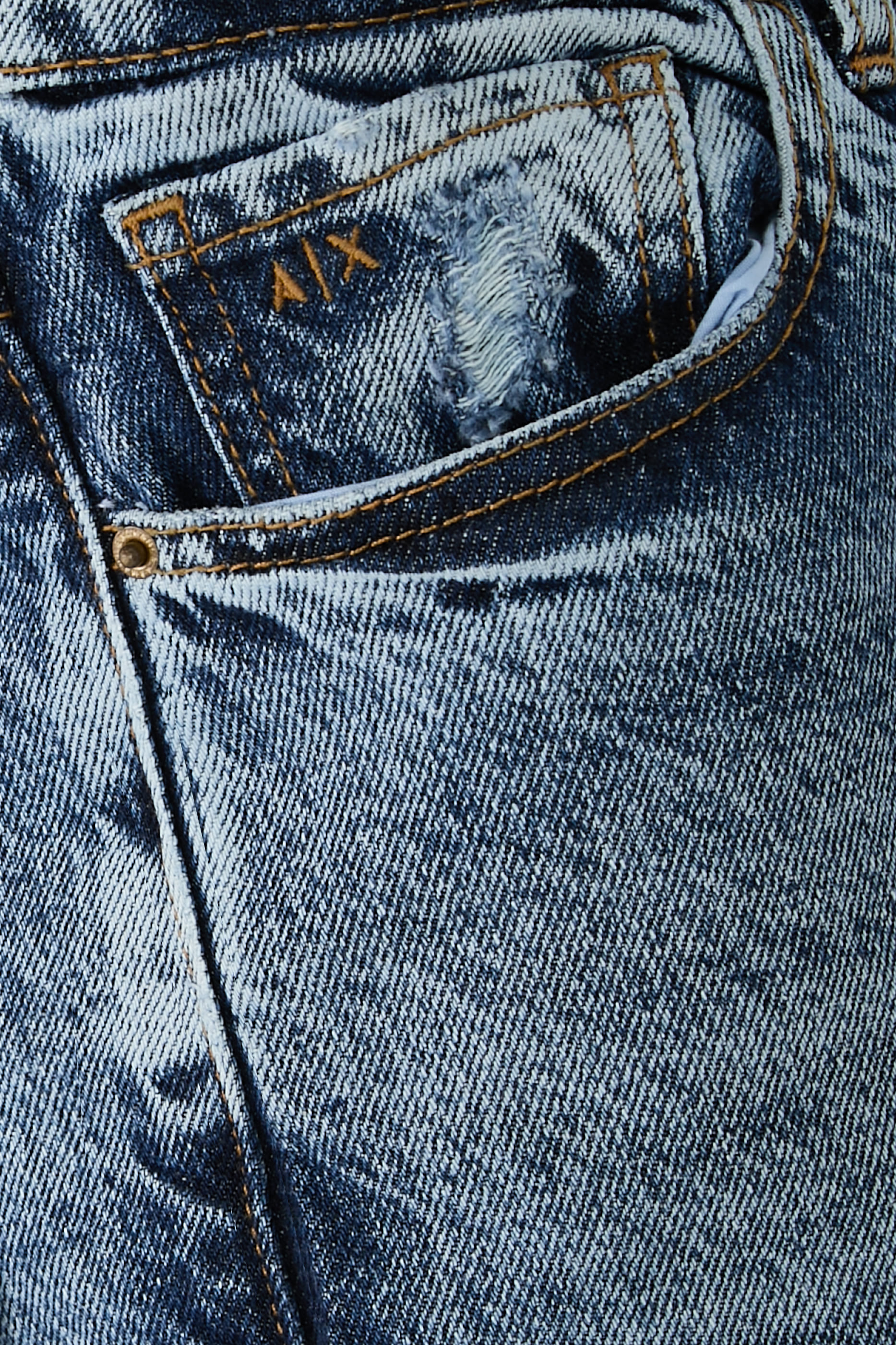 بنطال جينز بقصة ضيقة من الأسفل بخمسة جيوب