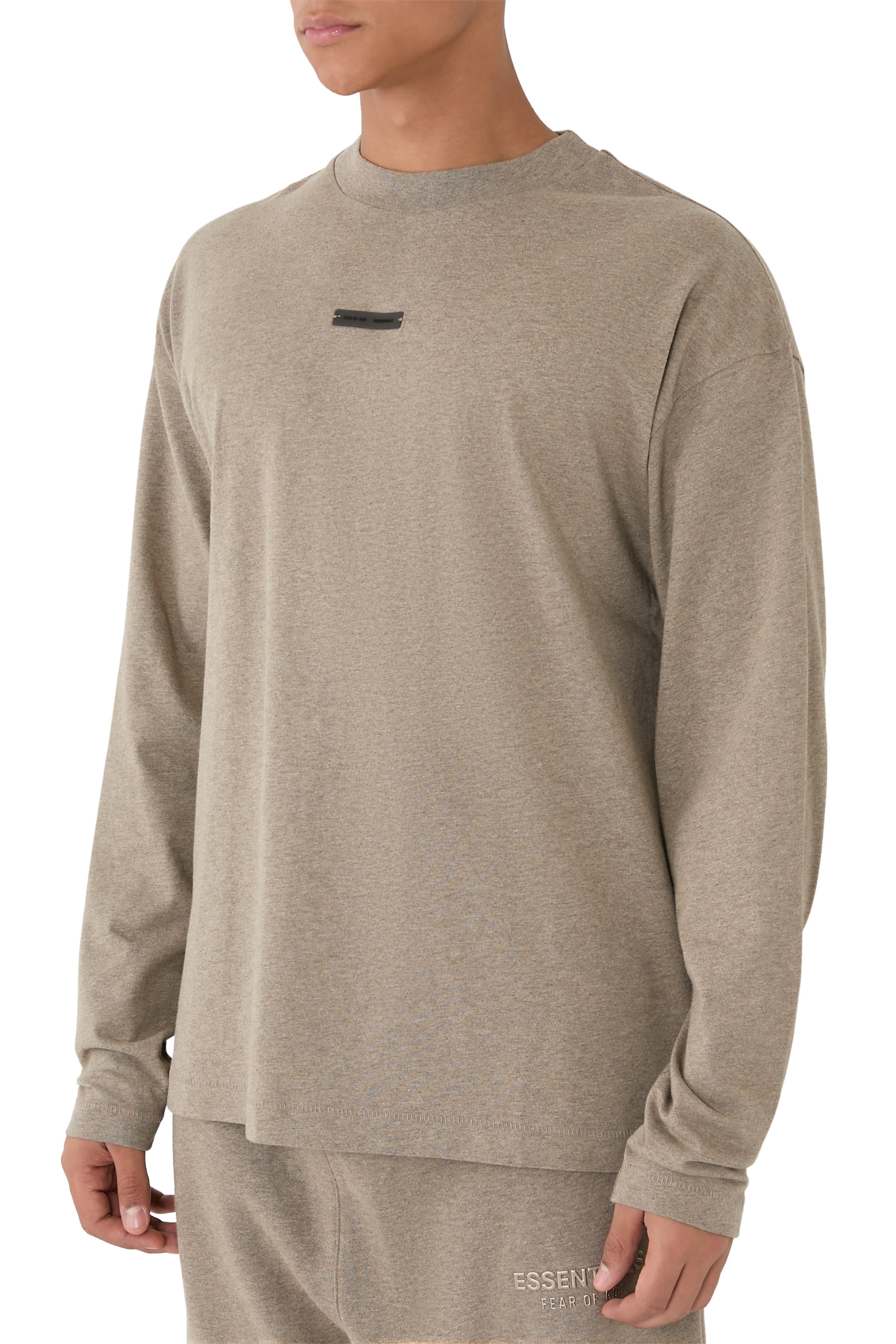 تيشيرت بأكمام طويلة وقصة كلاسيكية