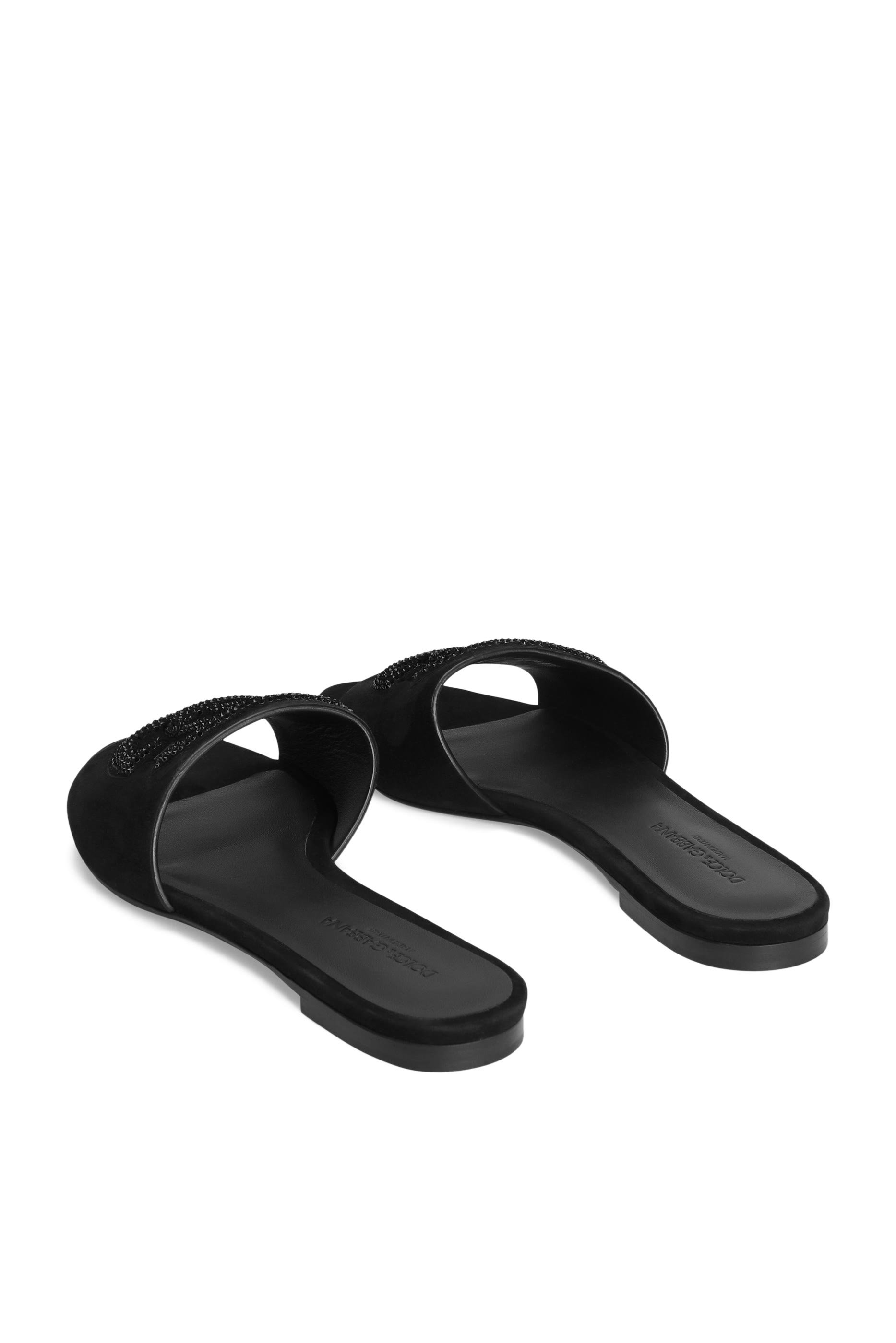 حذاء مفتوح من الخلف مزين بأحجار الراين