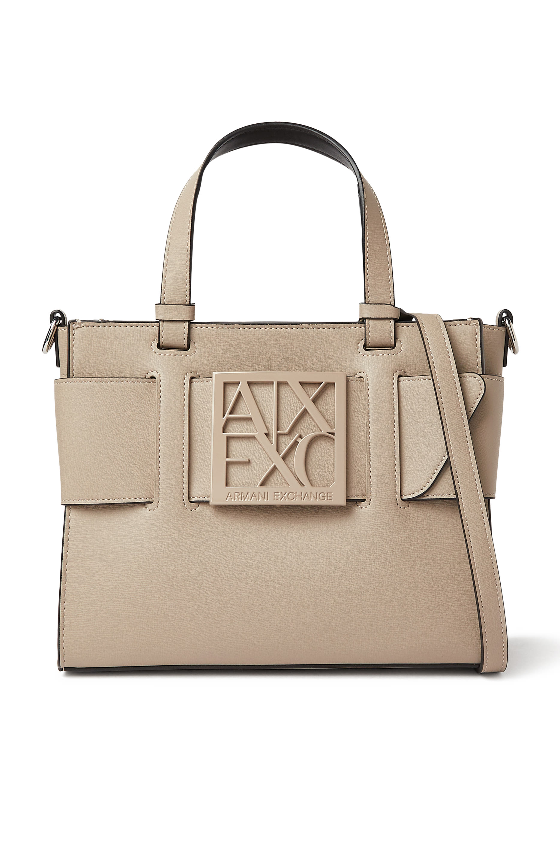 حقيبة يد مزينة بشعار الماركة