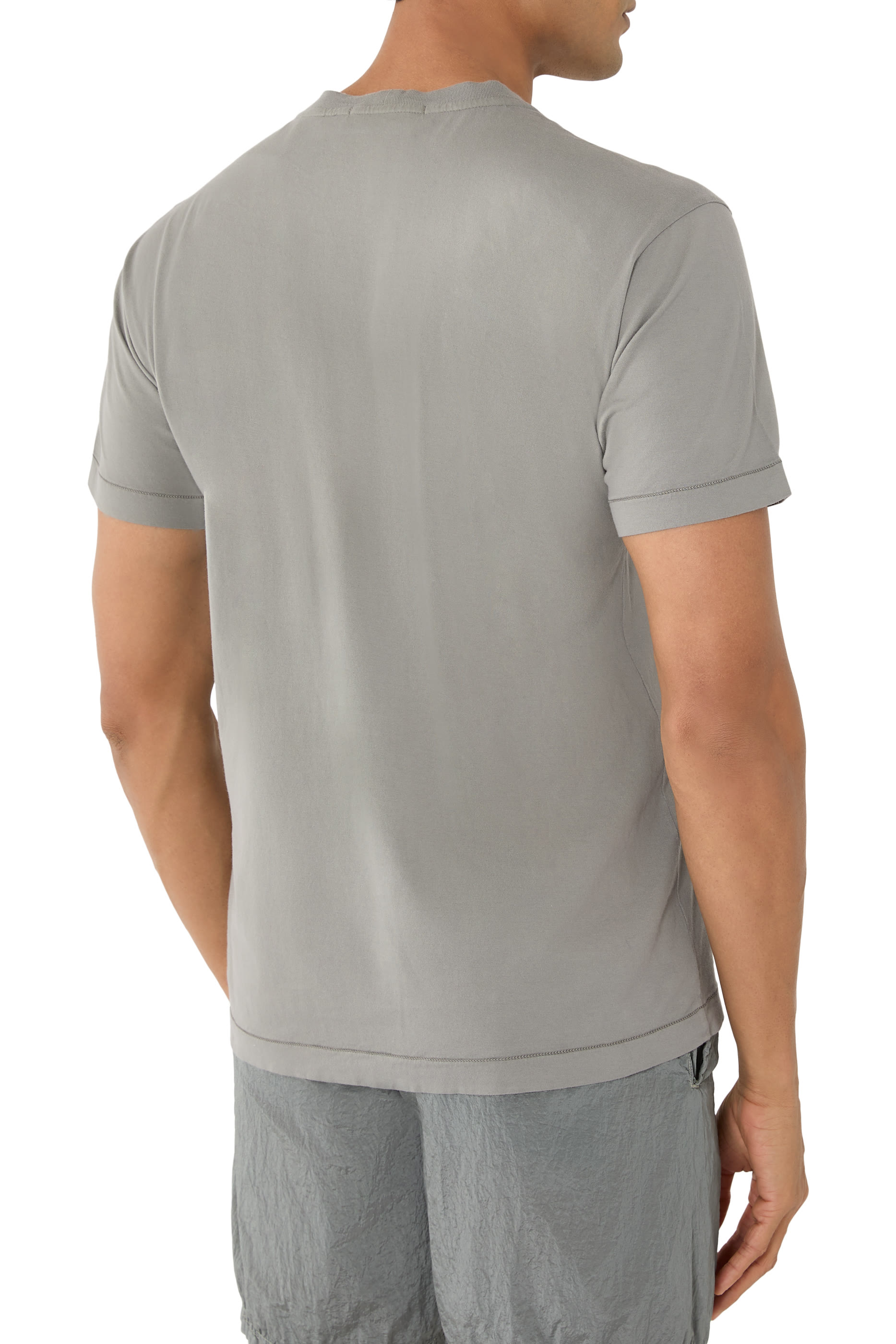 تيشيرت بقصة ضيقة ورقعة شعار الماركة