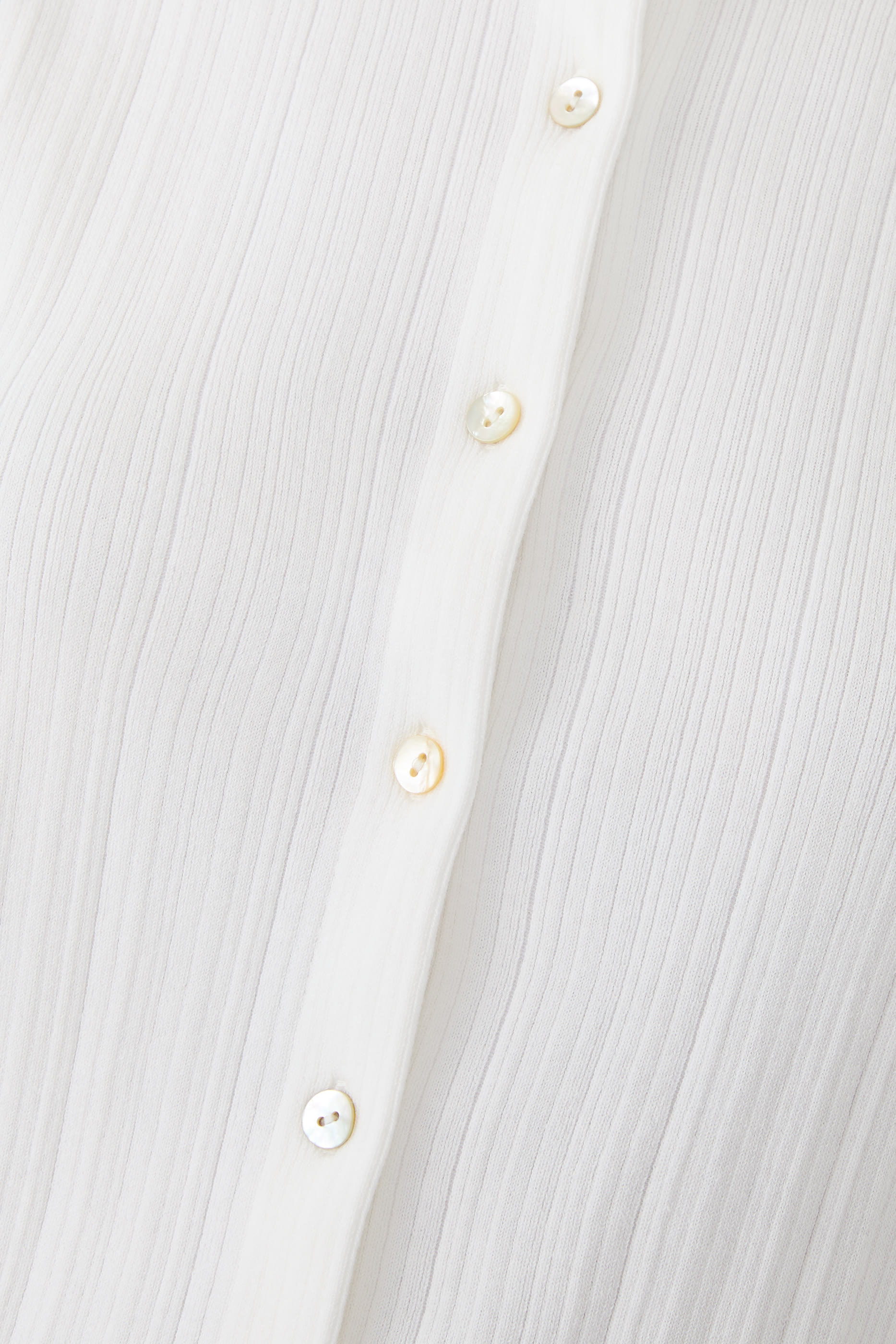 كنزة بأزرار