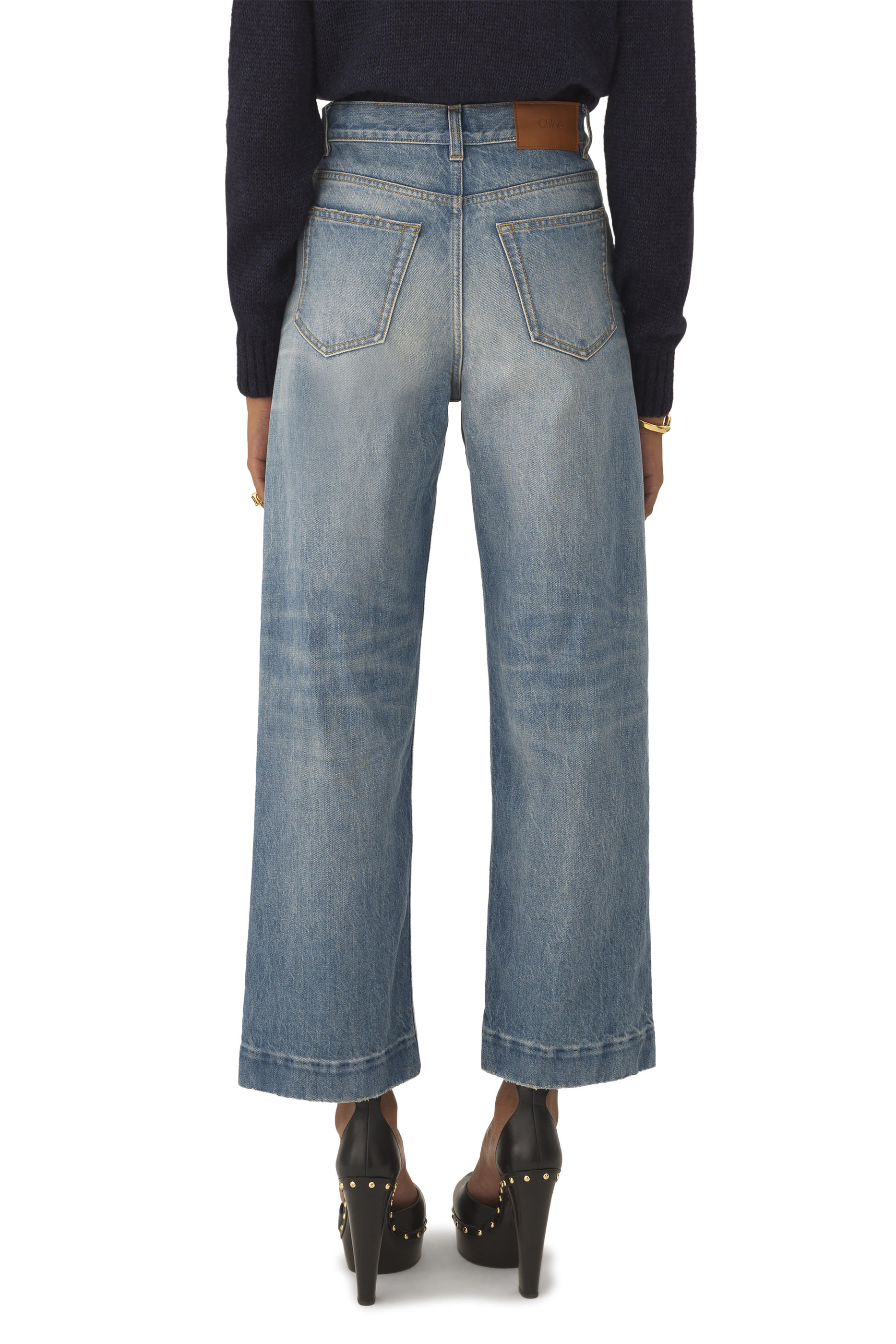 بنطال جينز قصة قصيرة وخصر مرتفع