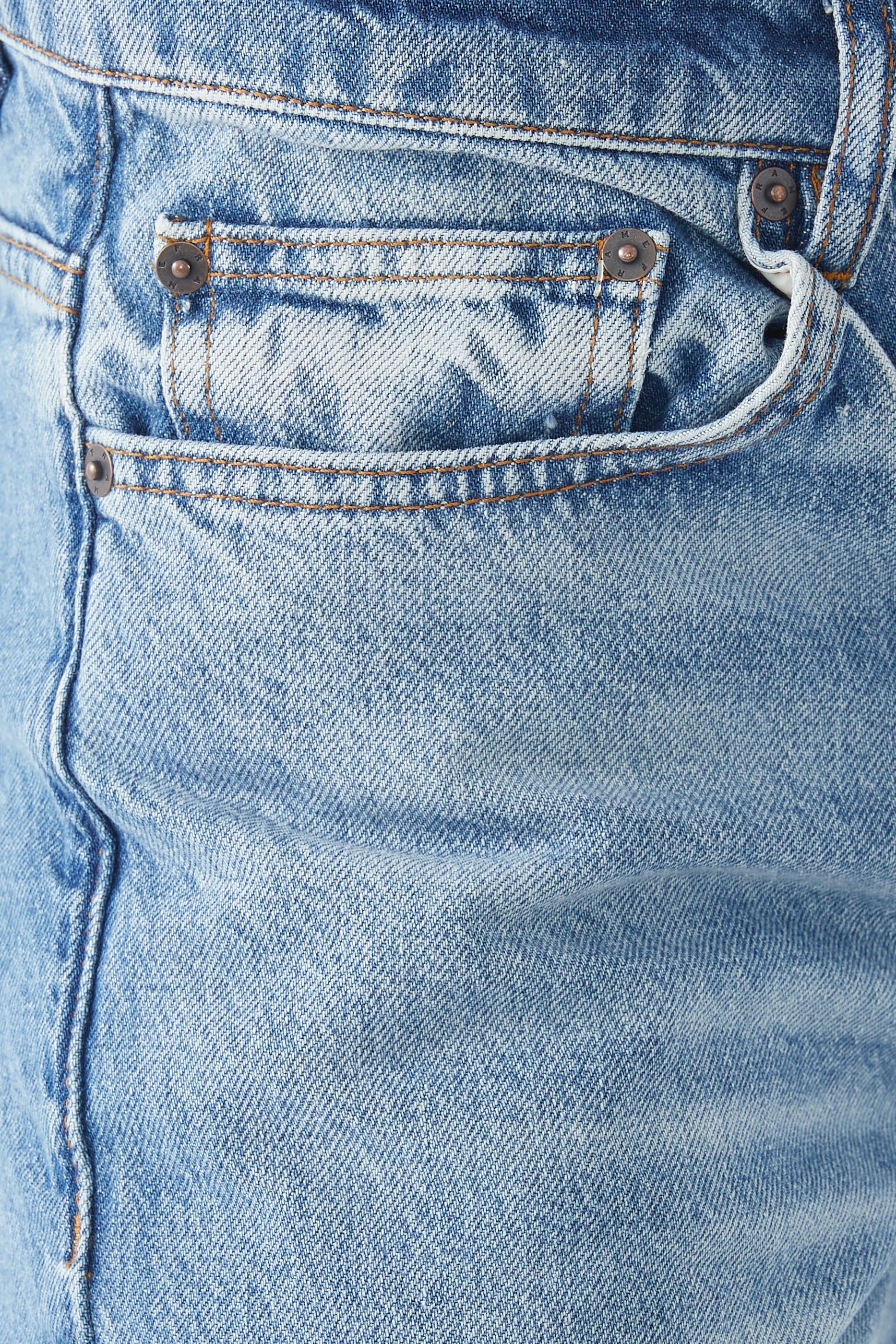 بنطال جينز بقصة ساق مستقيمة