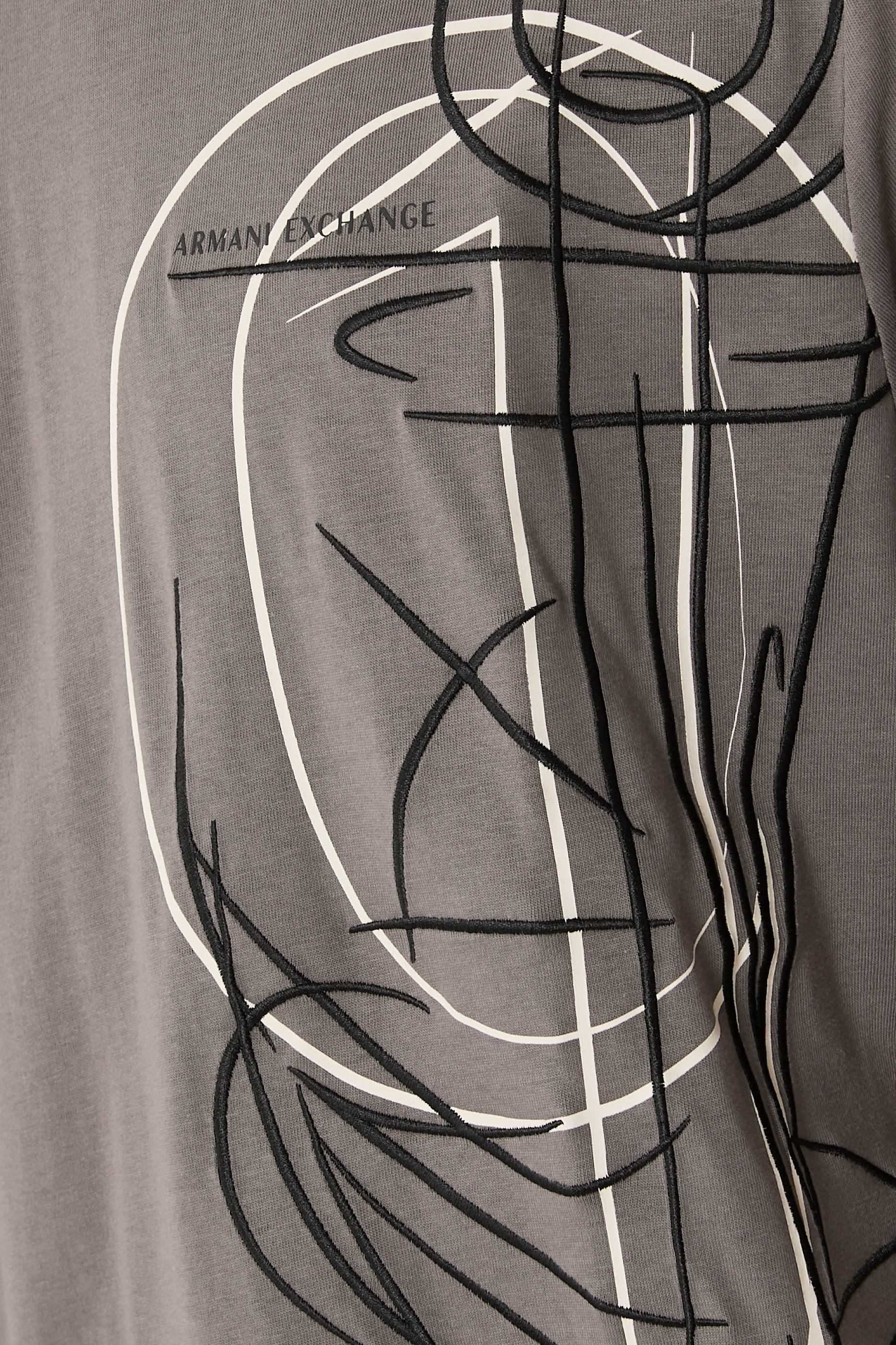 تيشيرت مزين بطبعة بشعار الماركة على الصدر الجانبي