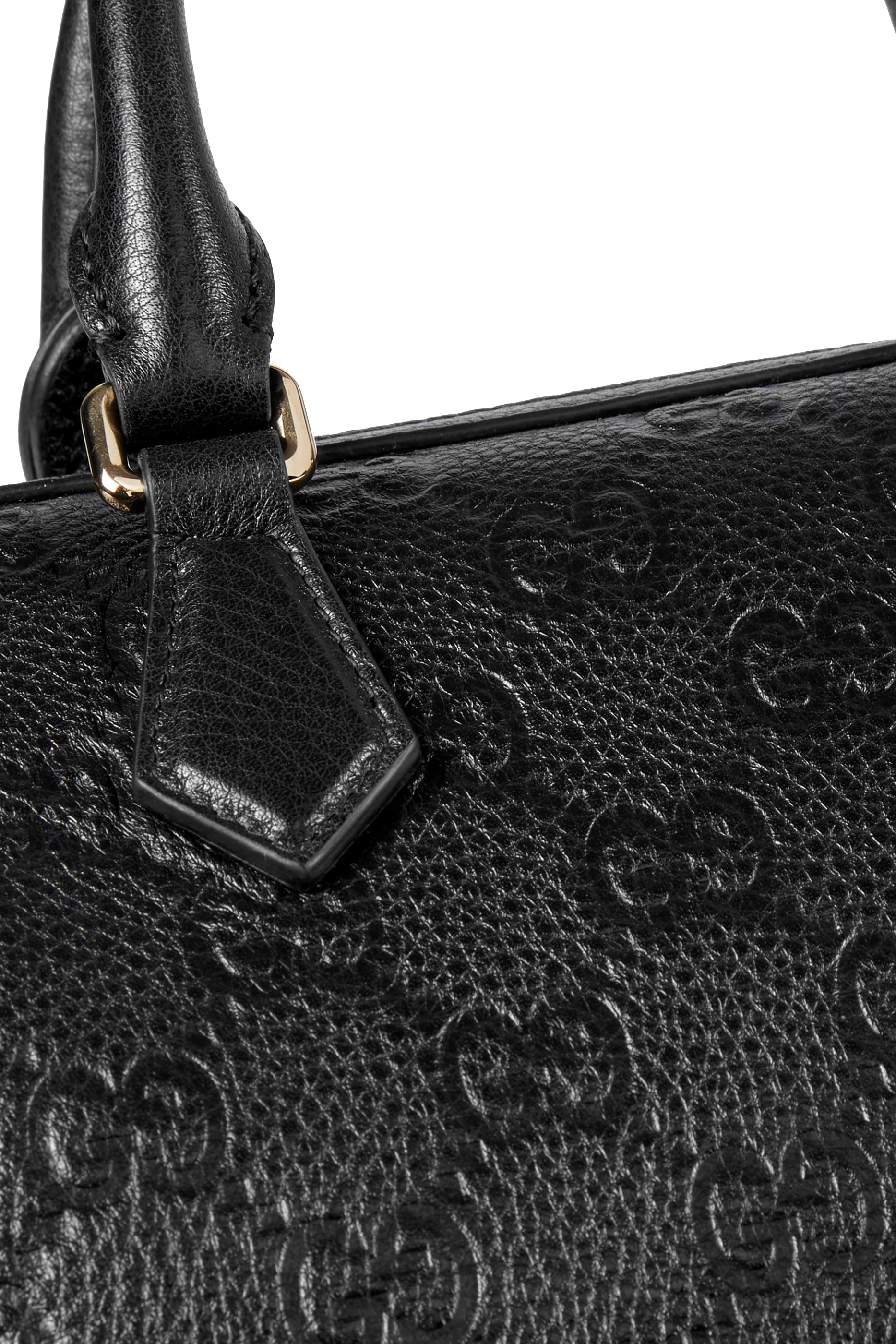 حقيبة صغيرة بيد علوية ونقشة حرفي شعار الماركة