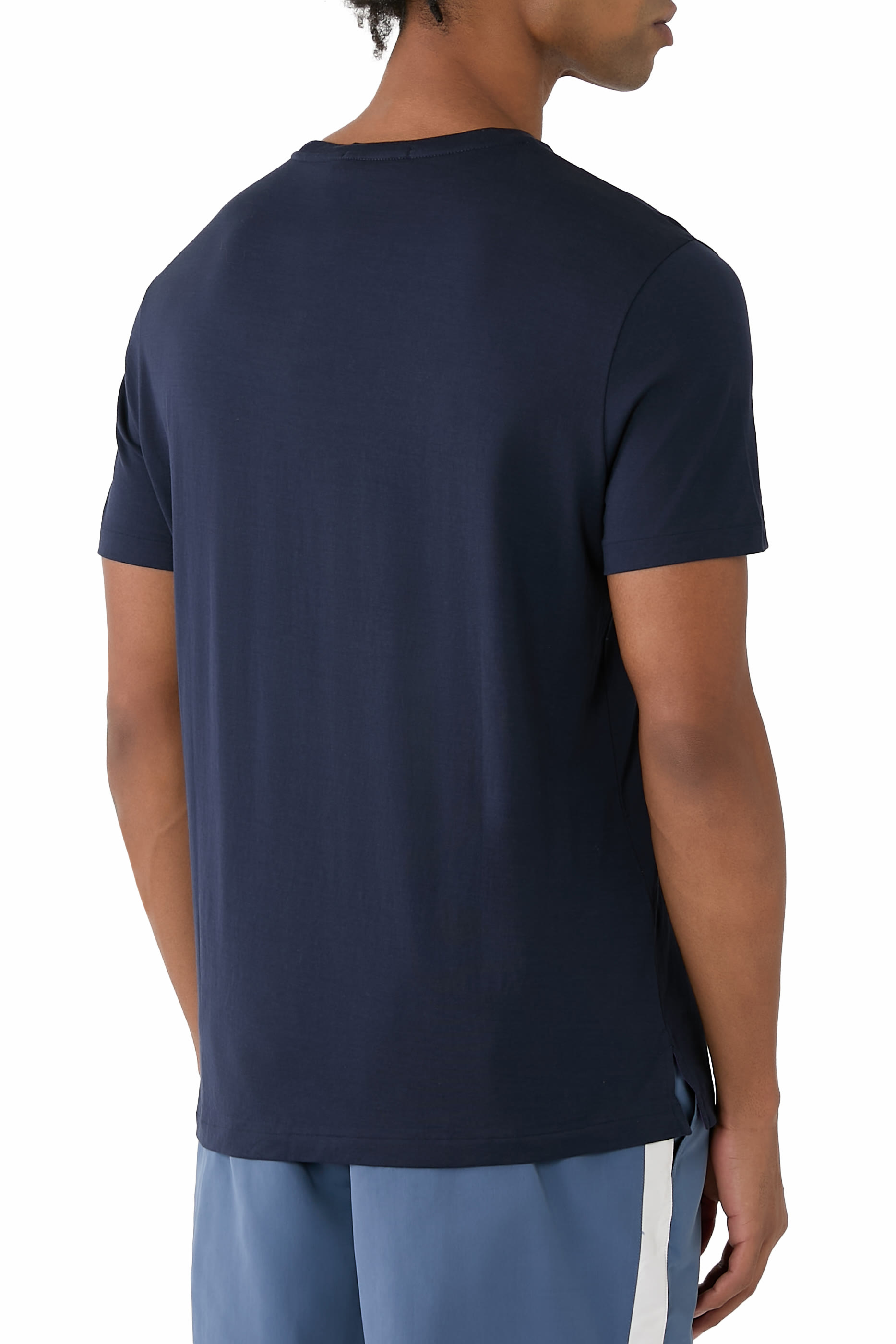 تيشيرت بياقة ضيقة