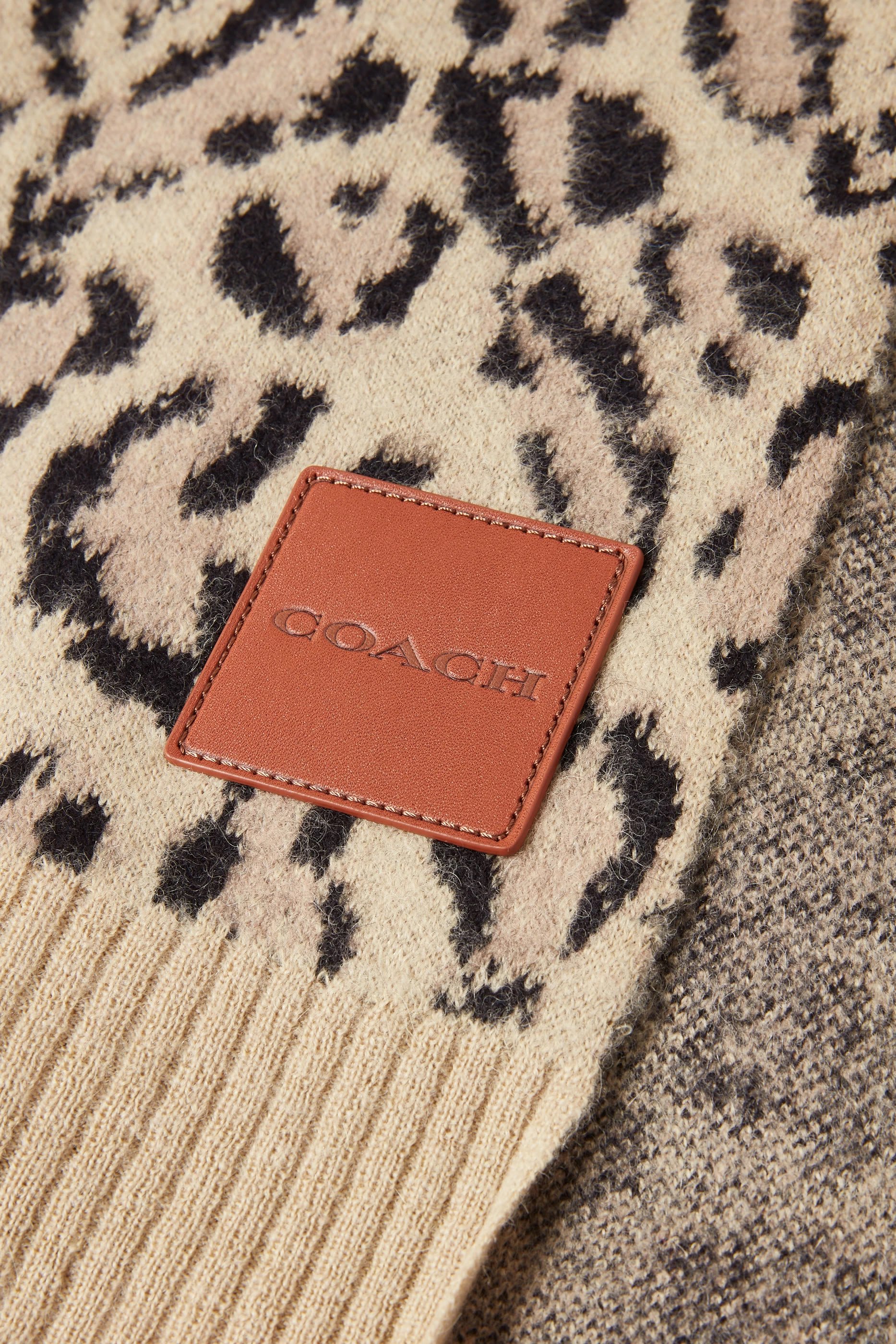 وشاح بنقشة جلد الفهد 