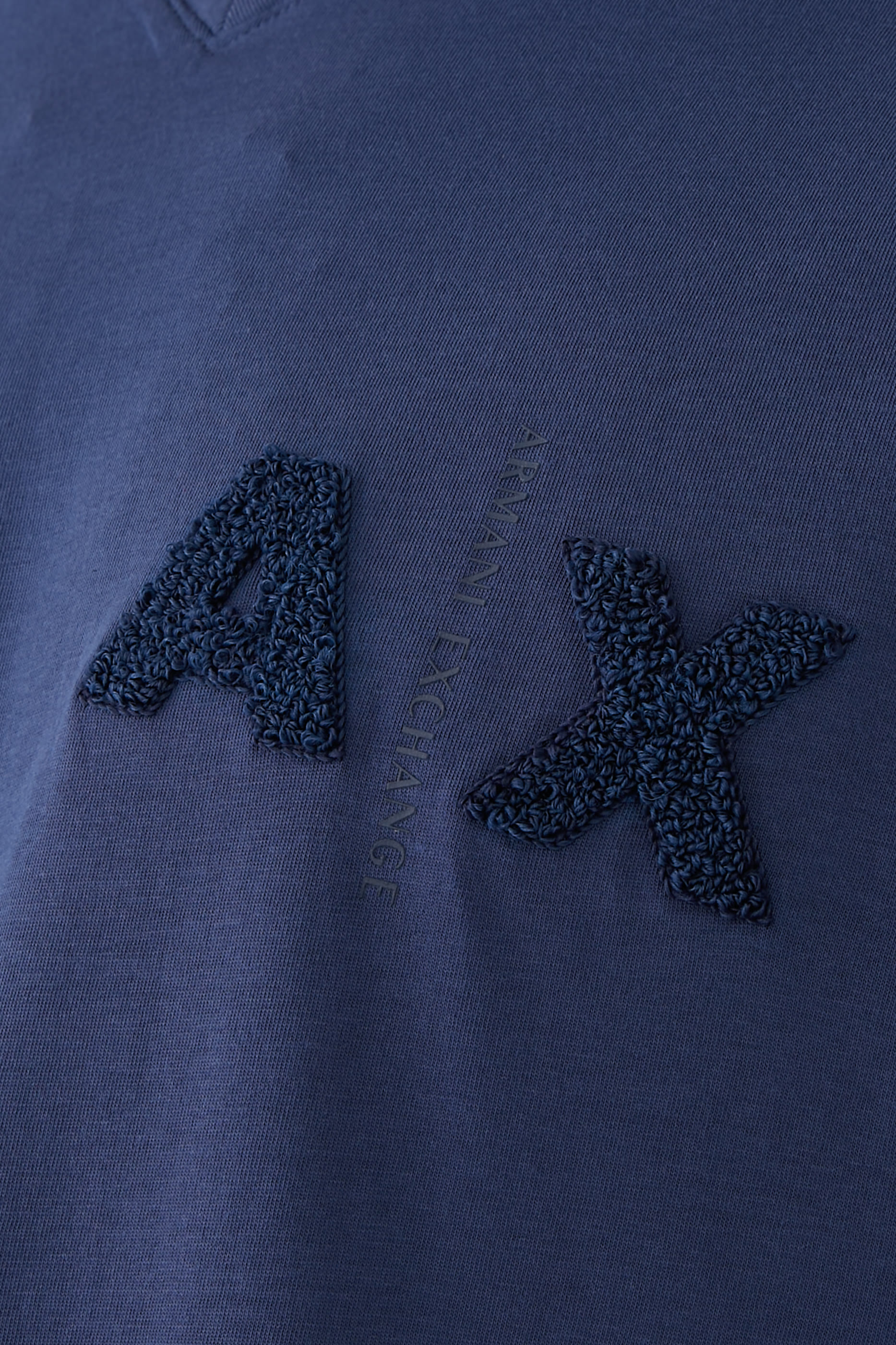 تيشيرت بقصة عادية بياقة على شكل حرفV بشعار الماركة