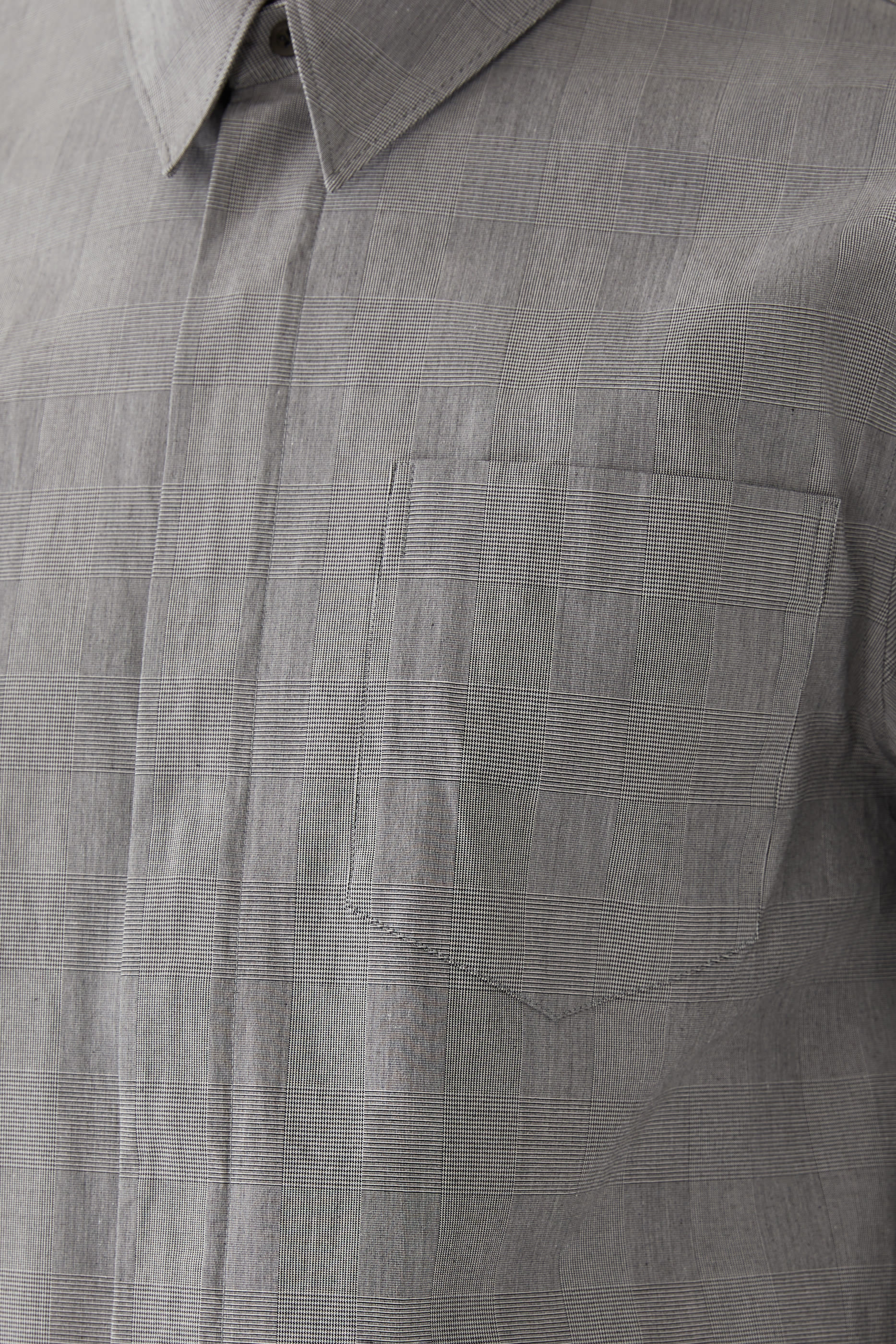 قميص بأكمام طويلة