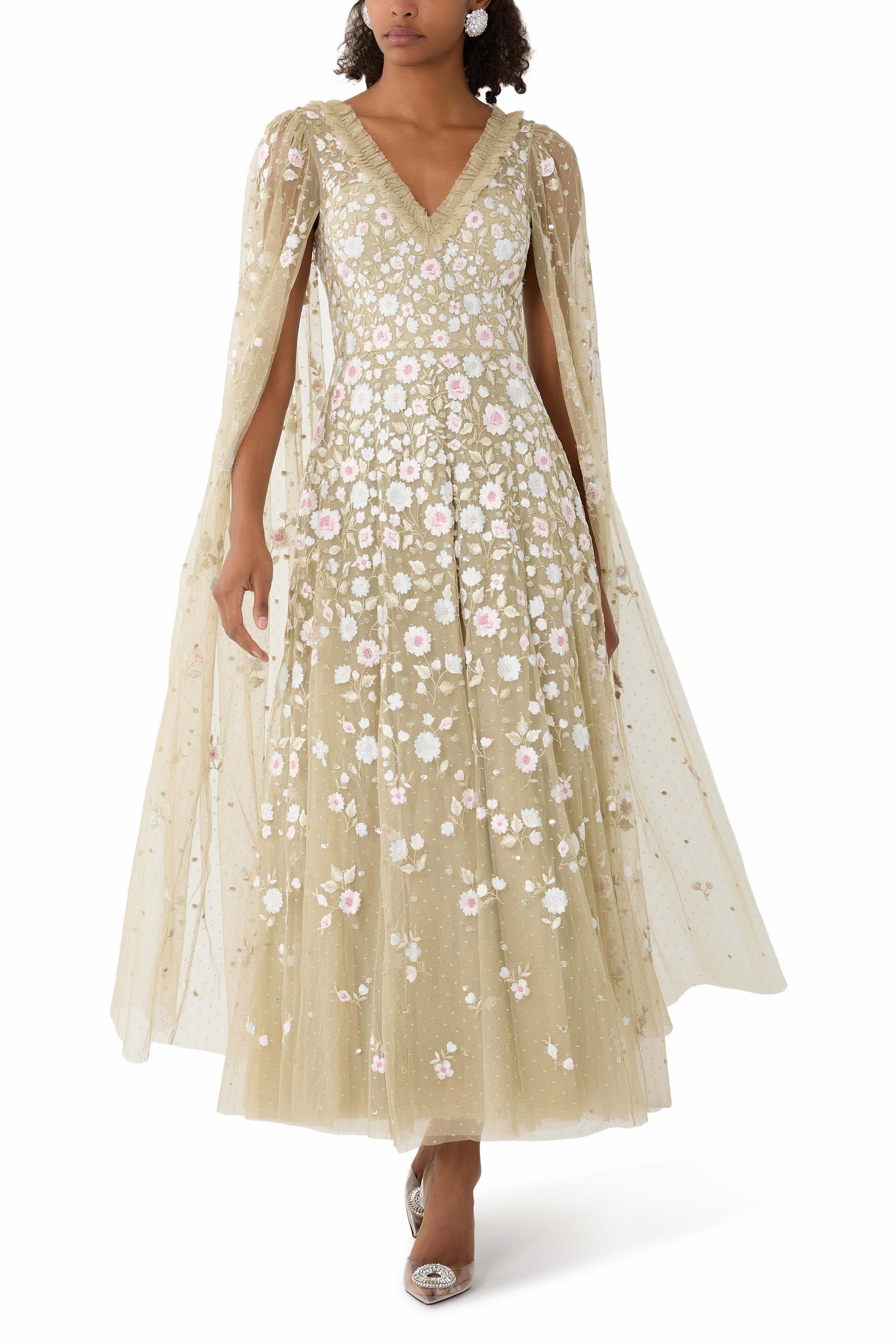 فستان ايثيريال طويل بأكمام بنمط كاب ومطرز بزهور 