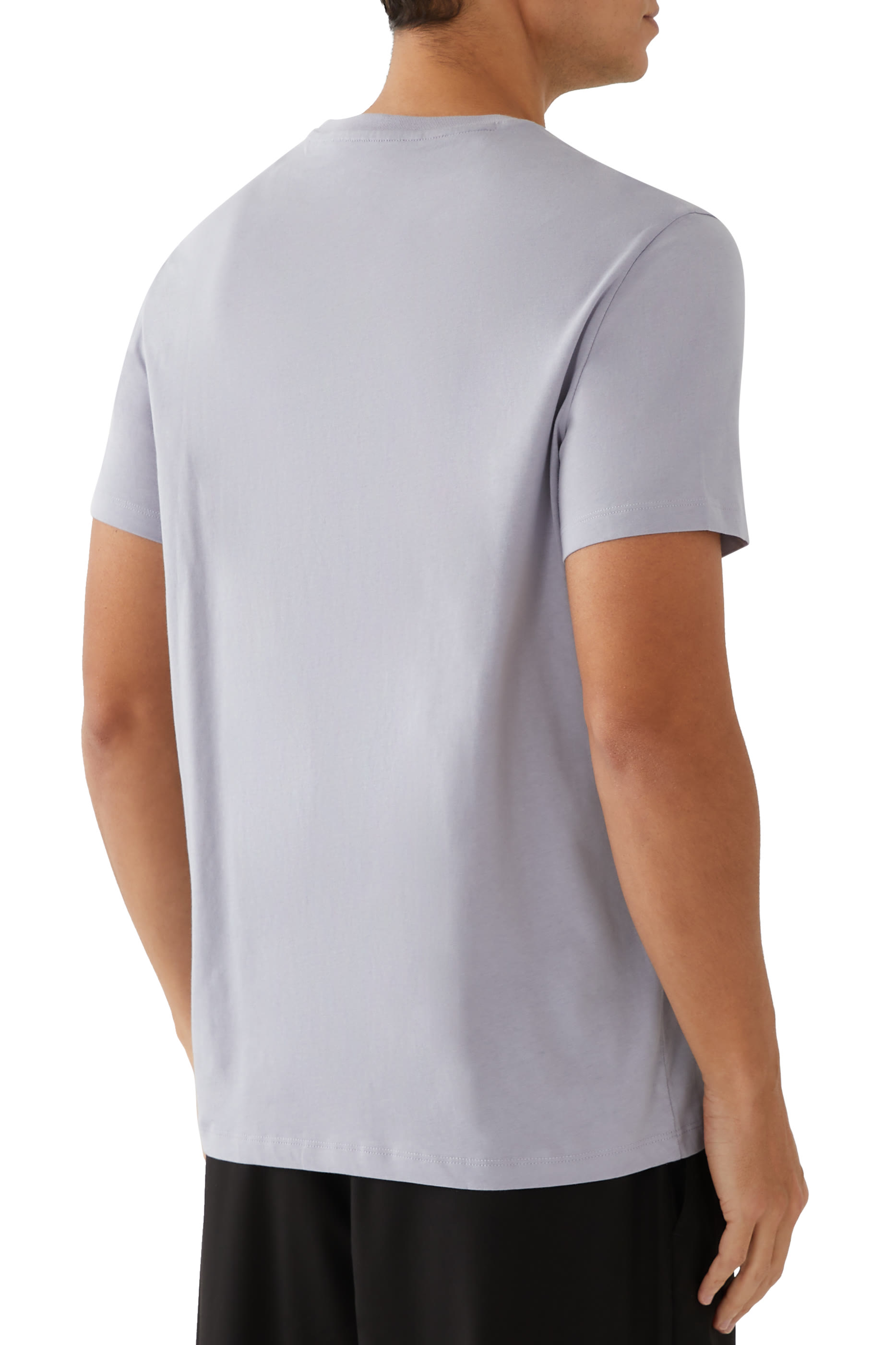 تيشيرت بشعار الماركة بقصة ضيقة جرسيه