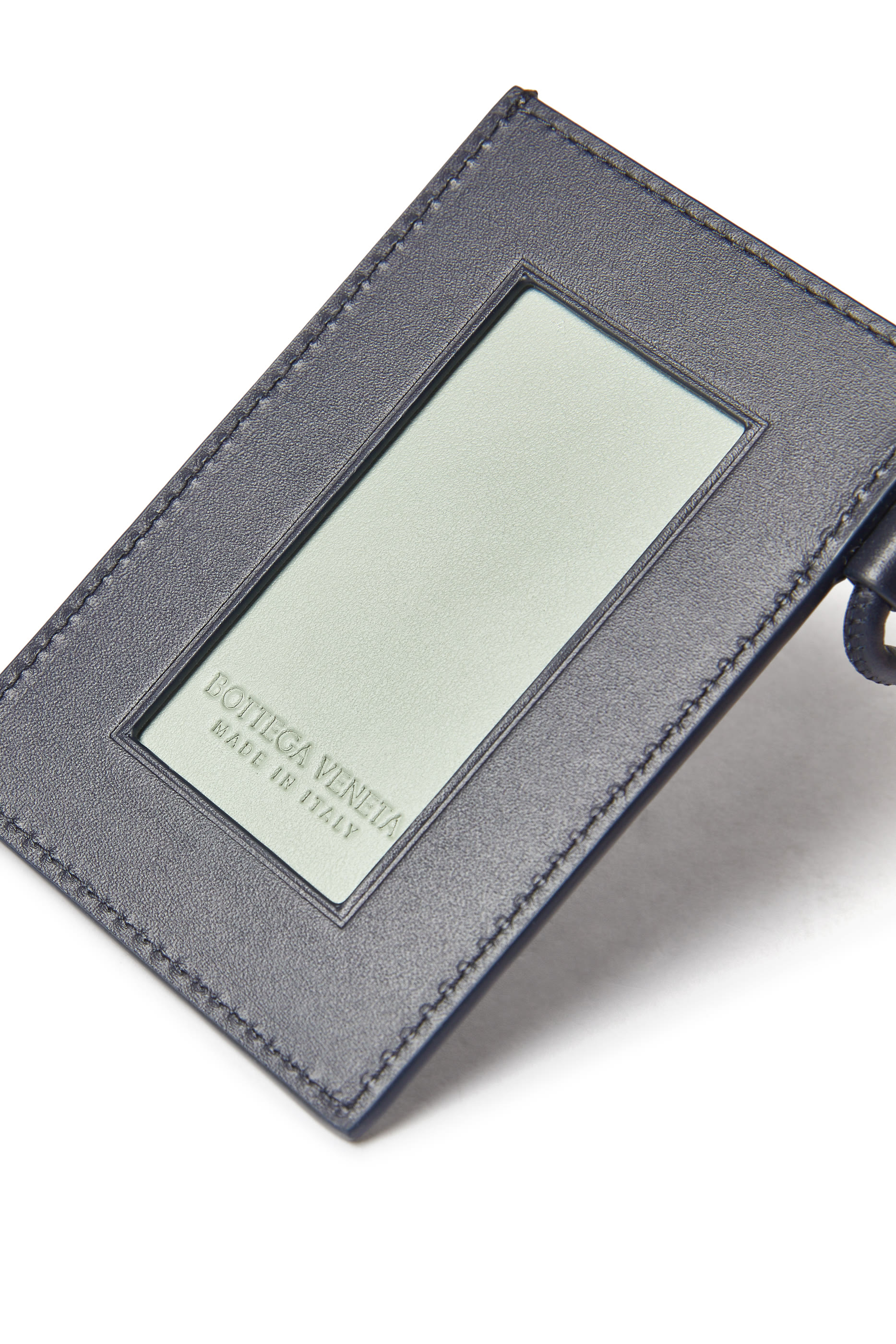 حافظة شارة بتصميم مجدول