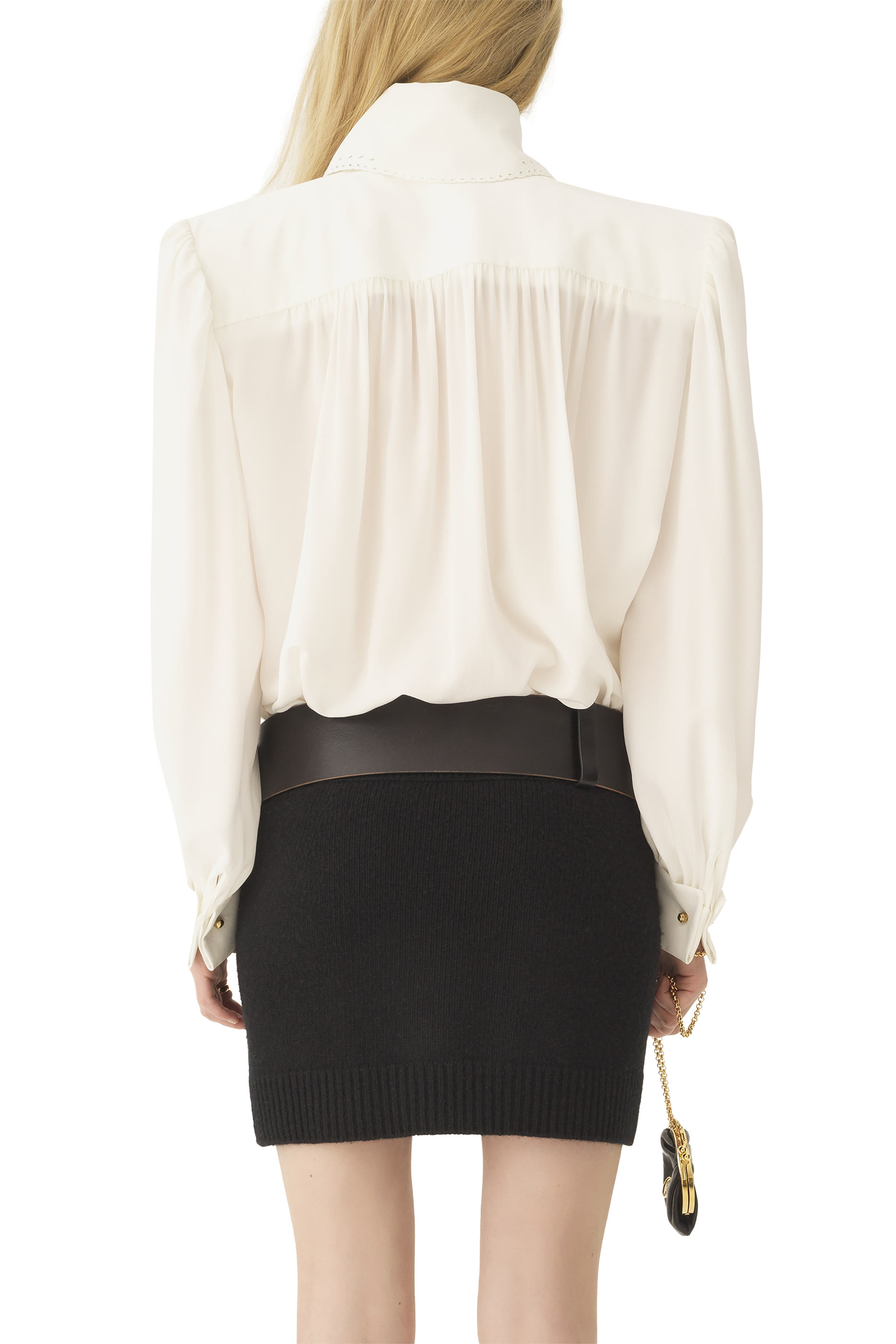 بلوزة بكشكش ورباط بنمط وشاح