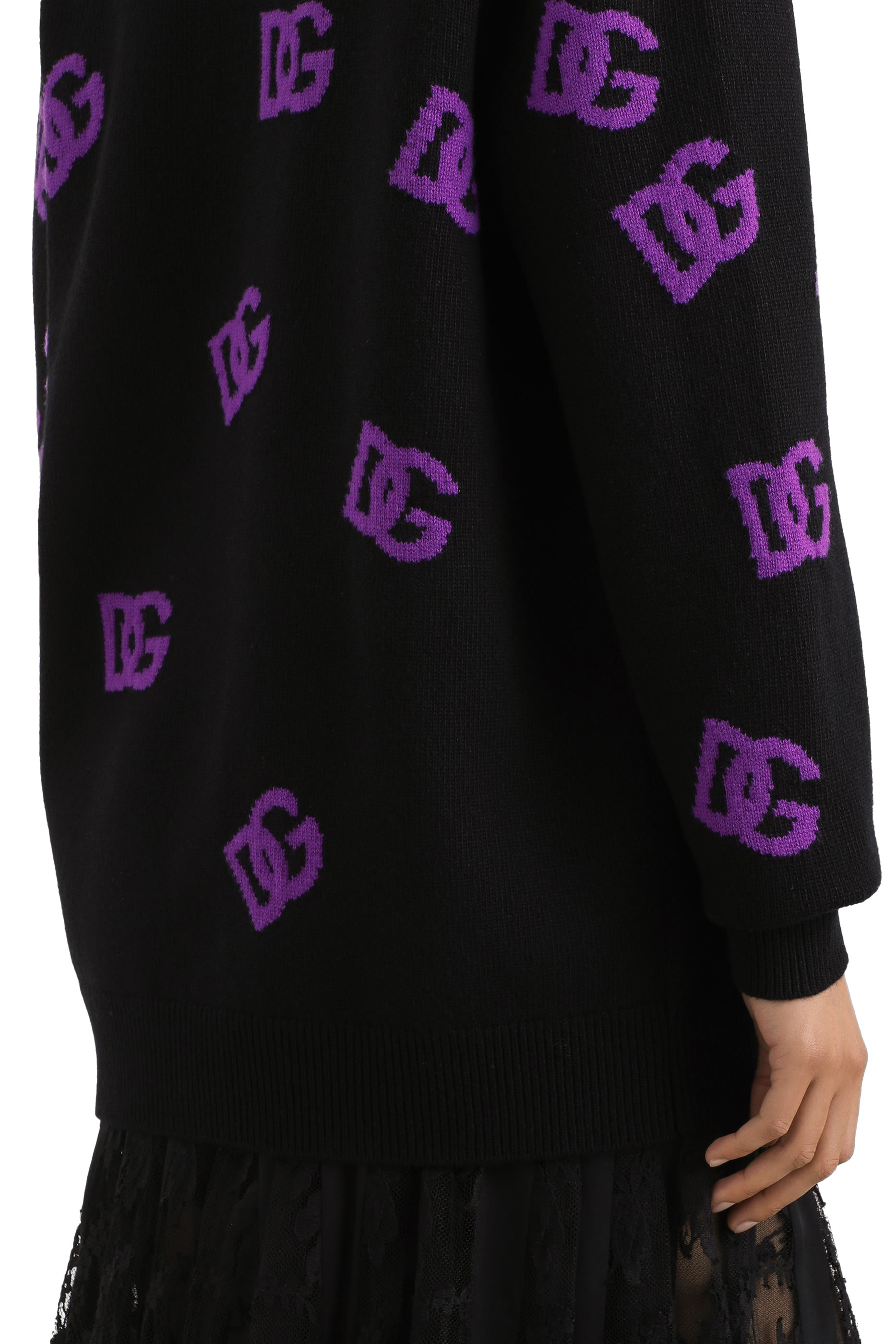 كارديجان مطرز بشعار الماركة