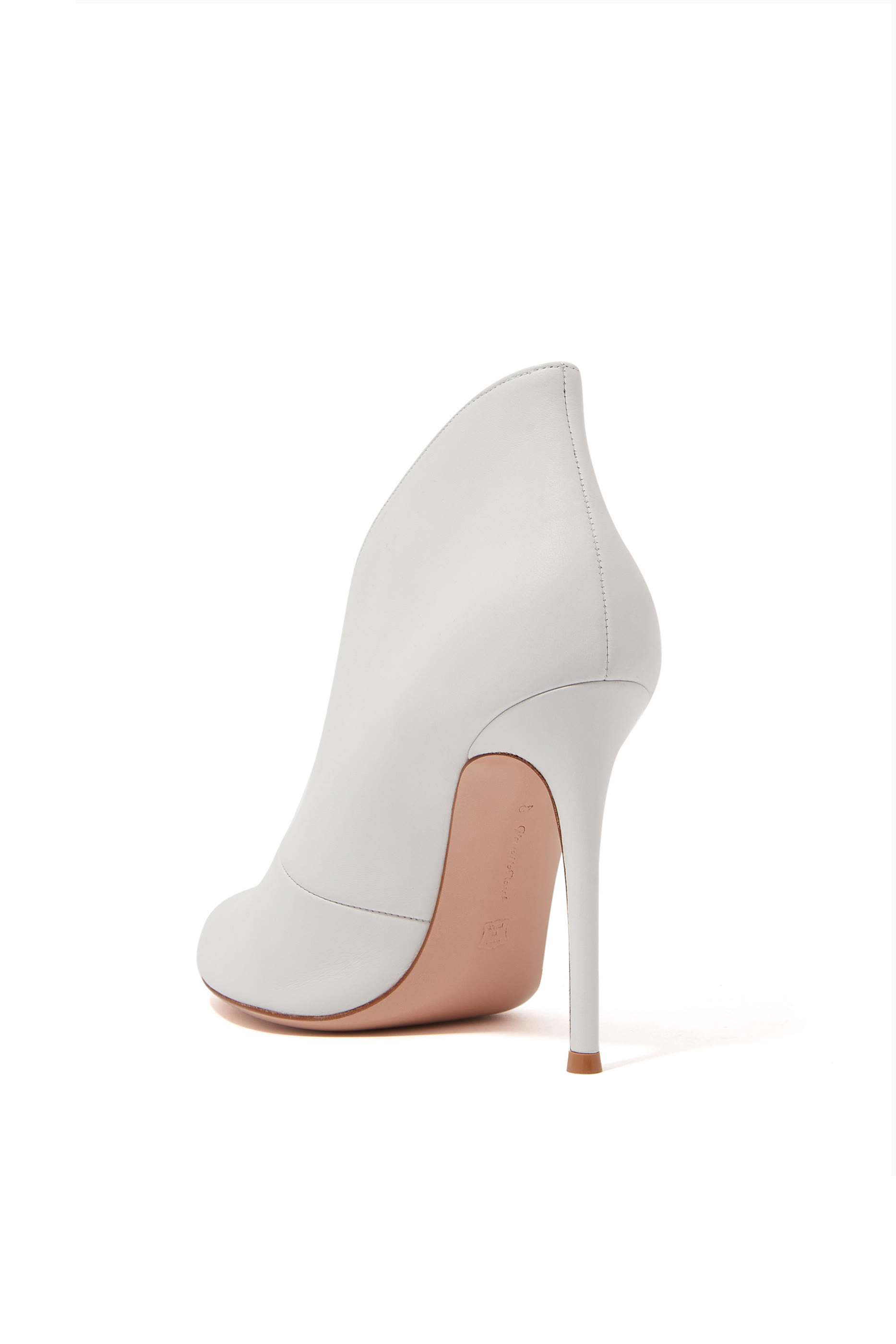 حذاء جلد فوق الكاحل بتصميم مقوس أبيض