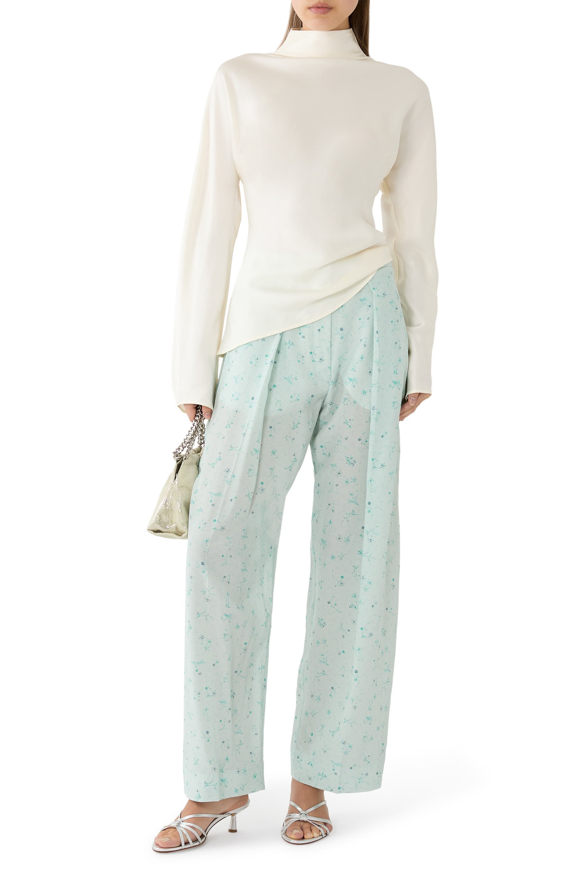 بنطال بقصة ساق واسعة