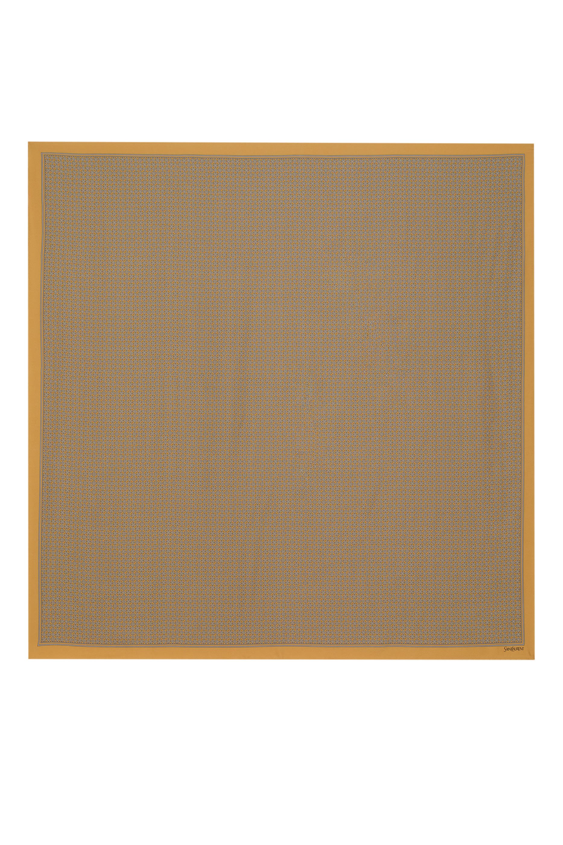 وشاح بنقشة مربعات صغيرة