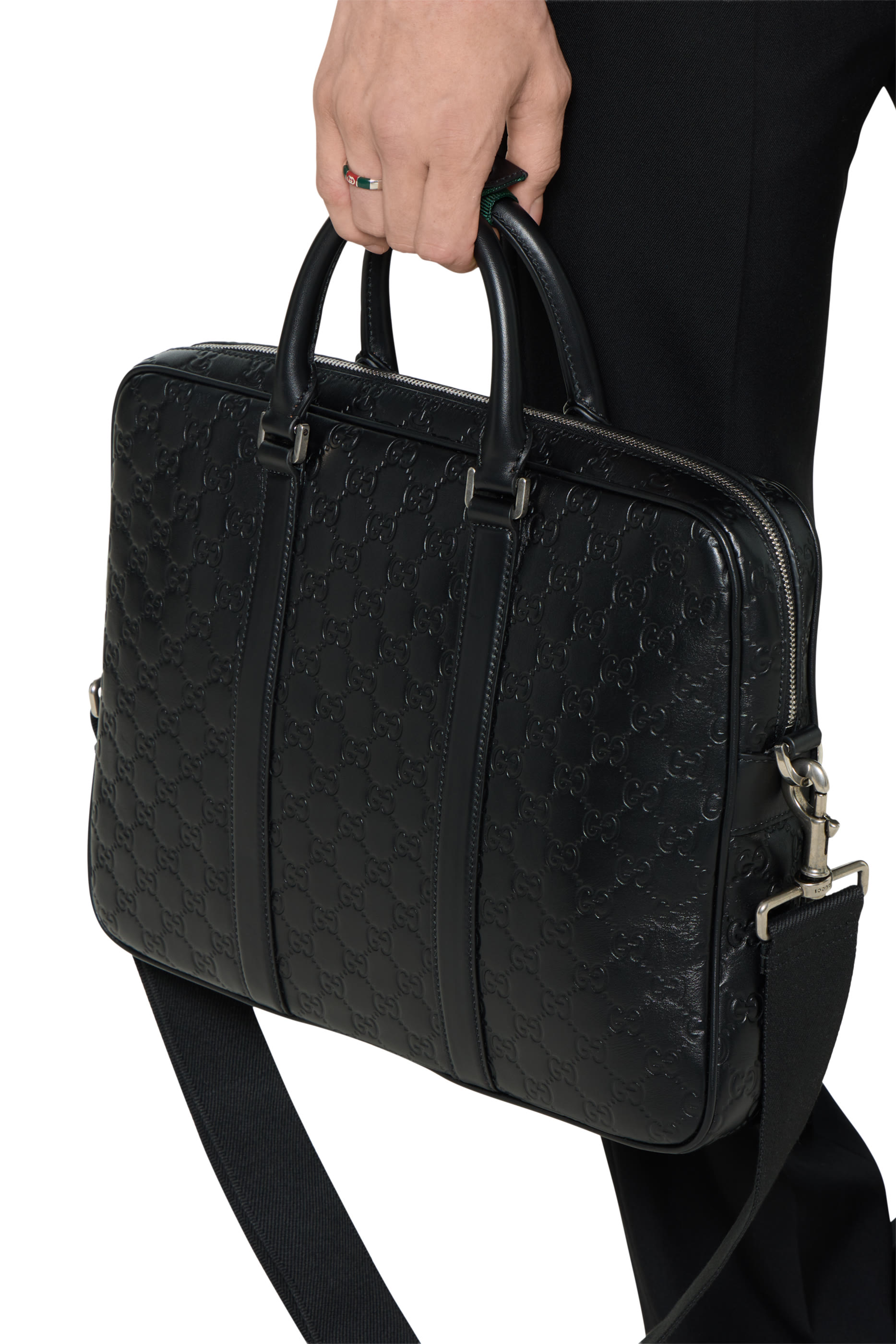 حقيبة كبيرة بشعار الماركة