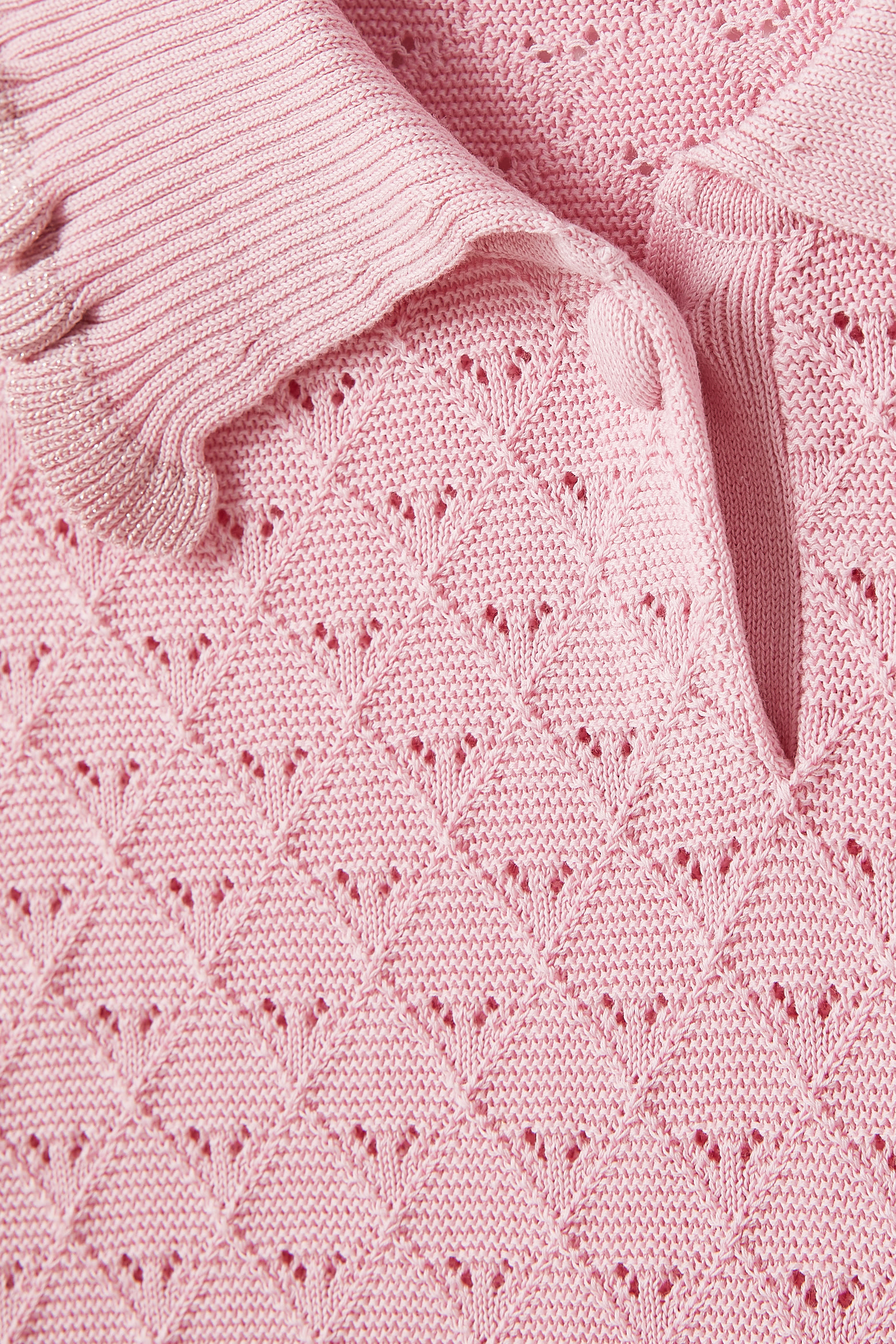 كنزة منسوجة بصف أزرار وشعار الماركة للأطفال