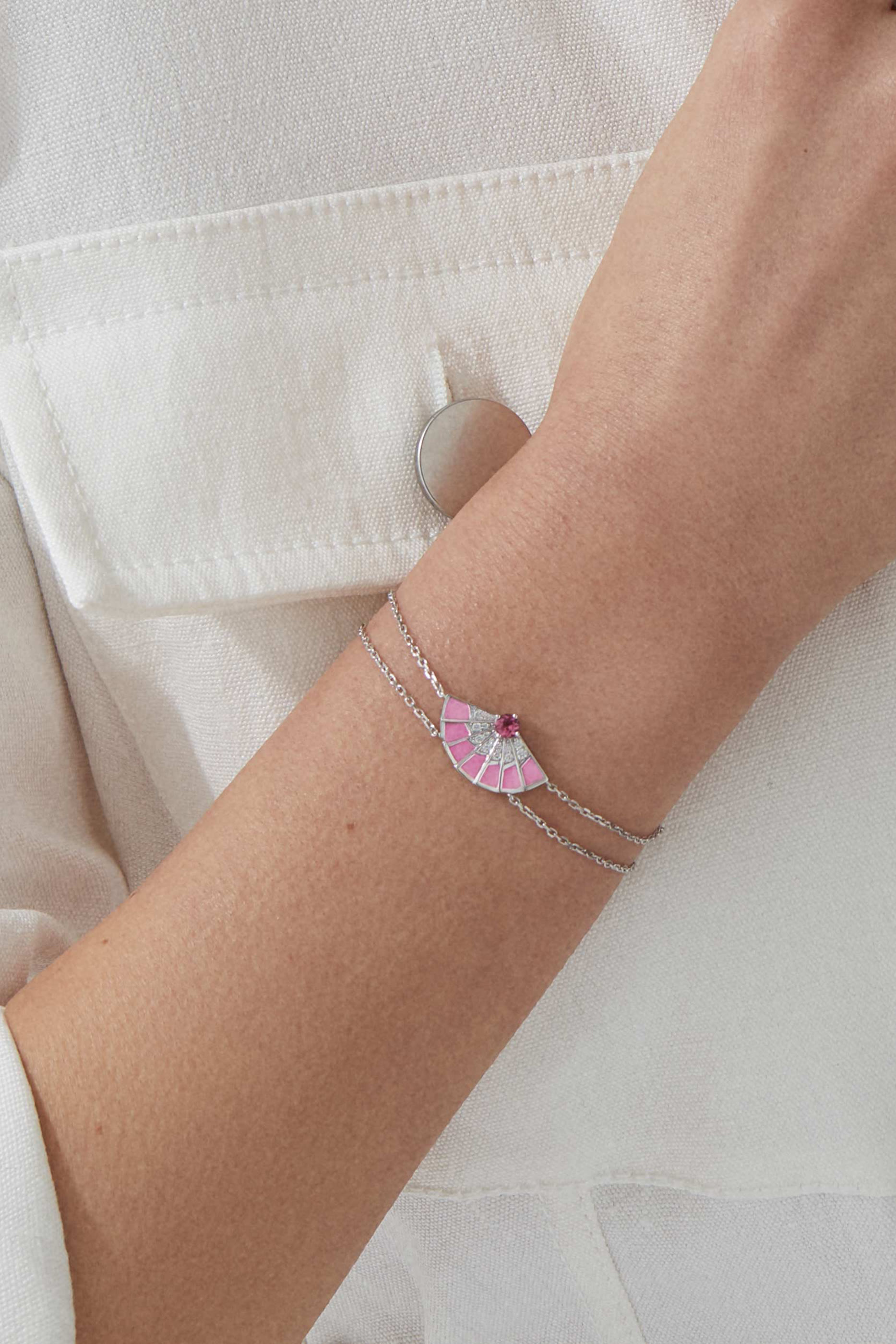 سوار فانفير سيمفوني مرصع بالتورمالين الوردي والماس والأوبال الوردي، ذهب أبيض عيار 18