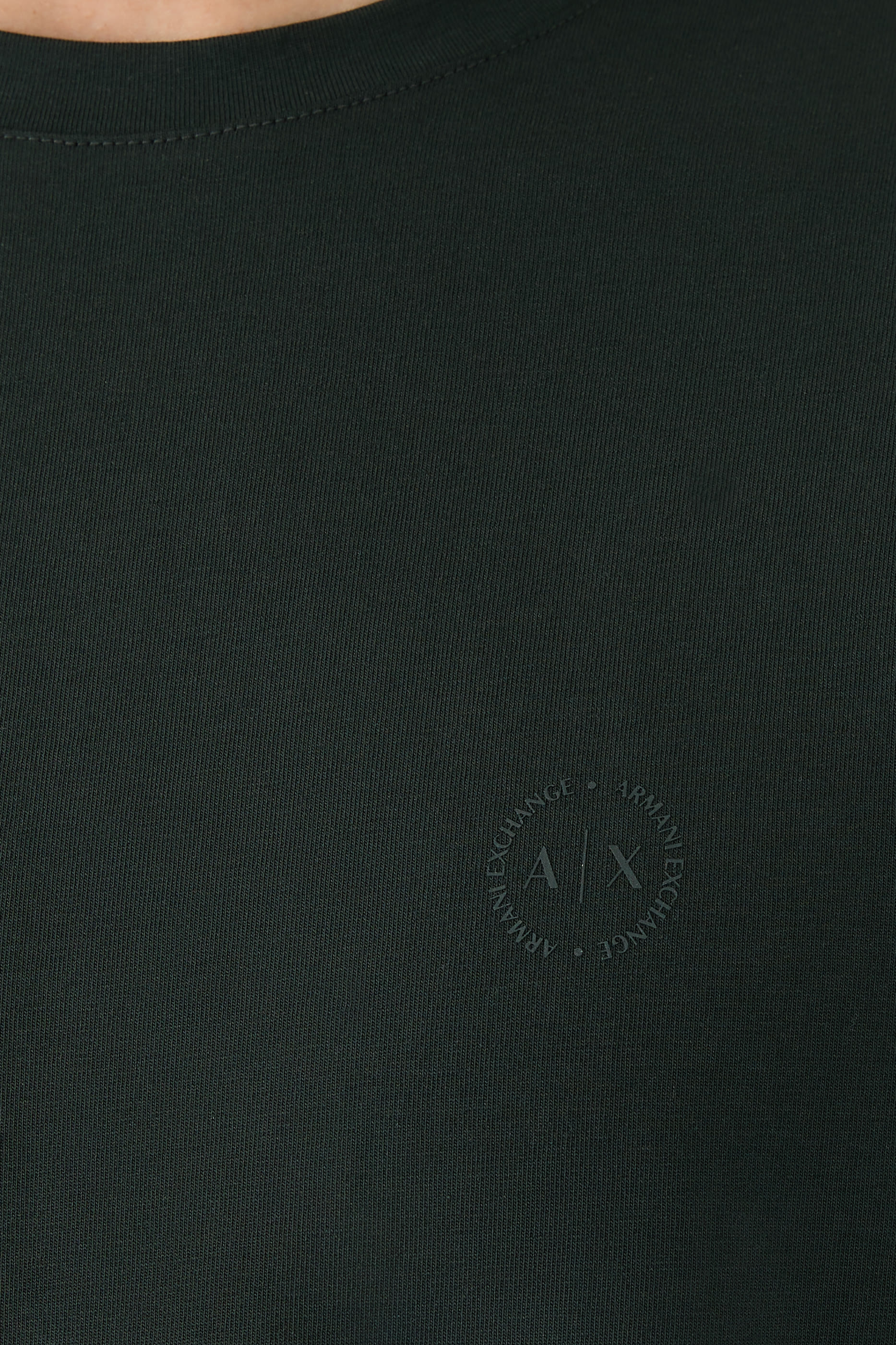 تيشيرت بشعار الماركة بتصميم دائري